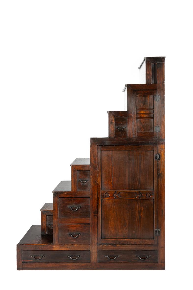 Edo Ancienne commode japonaise Kaidan Dansu du début du 19ème siècle en pin brun chaud en vente