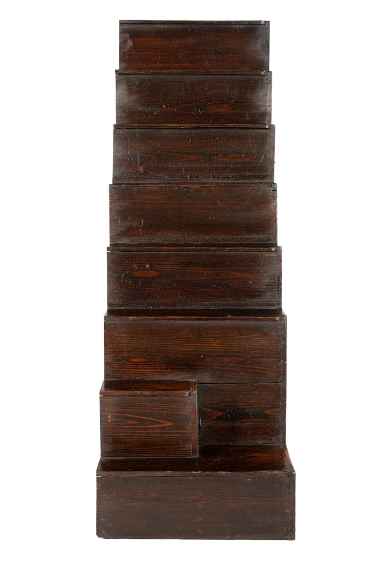 Japonais Ancienne commode japonaise Kaidan Dansu du début du 19ème siècle en pin brun chaud en vente