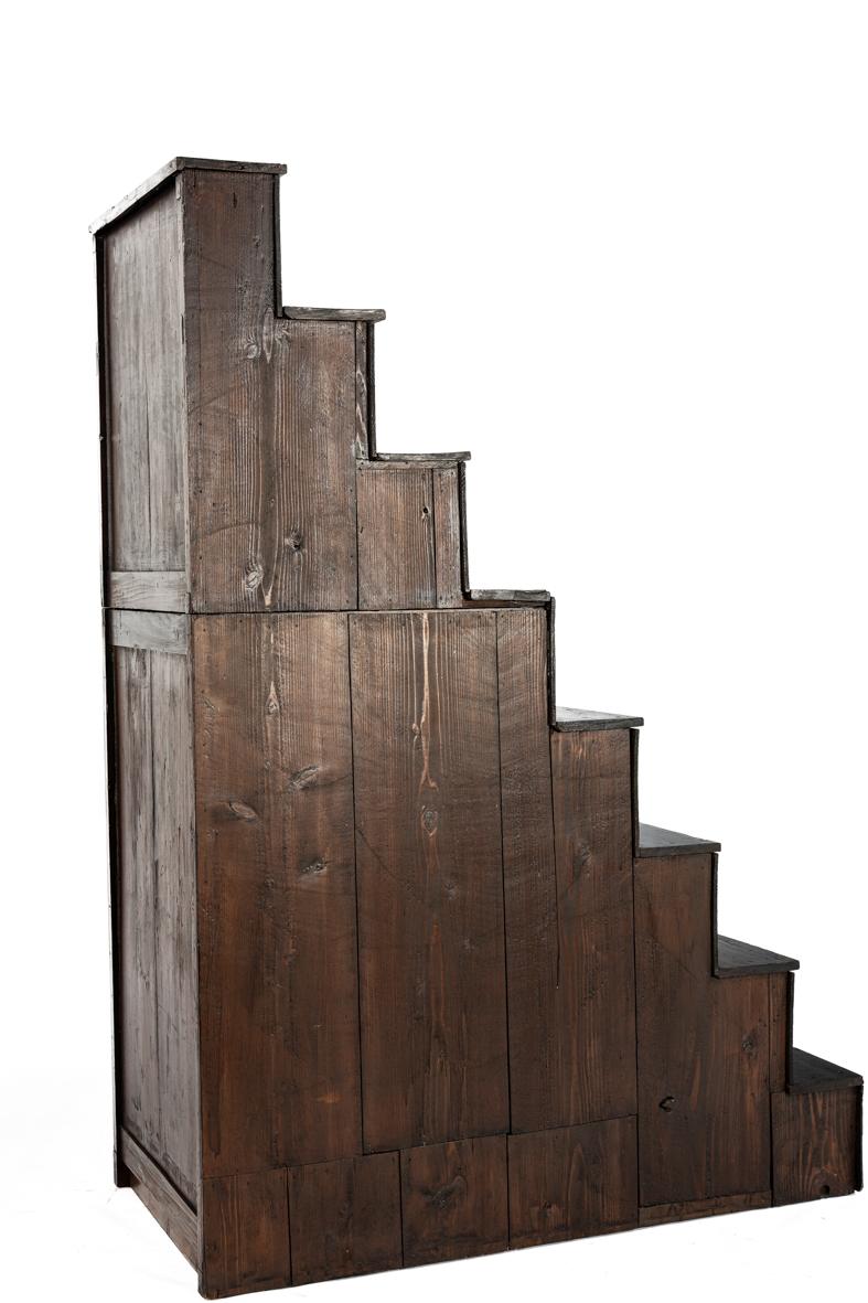 Ancienne commode japonaise Kaidan Dansu du début du 19ème siècle en pin brun chaud Bon état - En vente à Casteren, NL