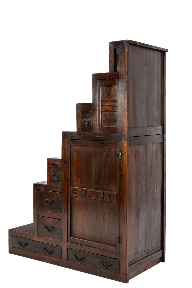 Pin Ancienne commode japonaise Kaidan Dansu du début du 19ème siècle en pin brun chaud en vente
