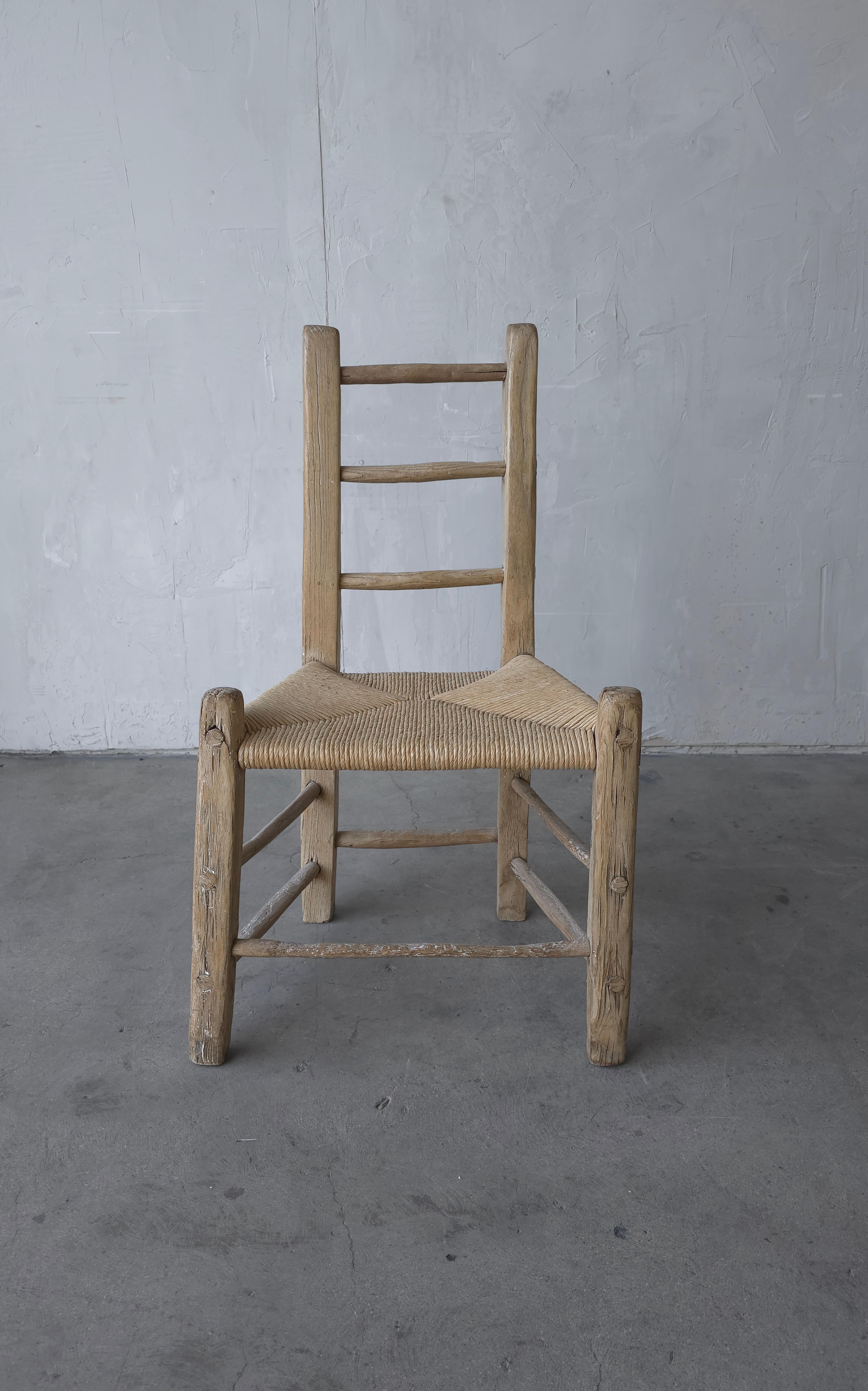 Cette chaise est un exemple étonnant d'une chaise à dossier en échelle du début du 19e siècle.  Chaise Irish Sugan.  C'est une pièce très cool.  

La chaise est en excellent état, antique, avec une usure et une patine appropriées à l'âge. Malgré