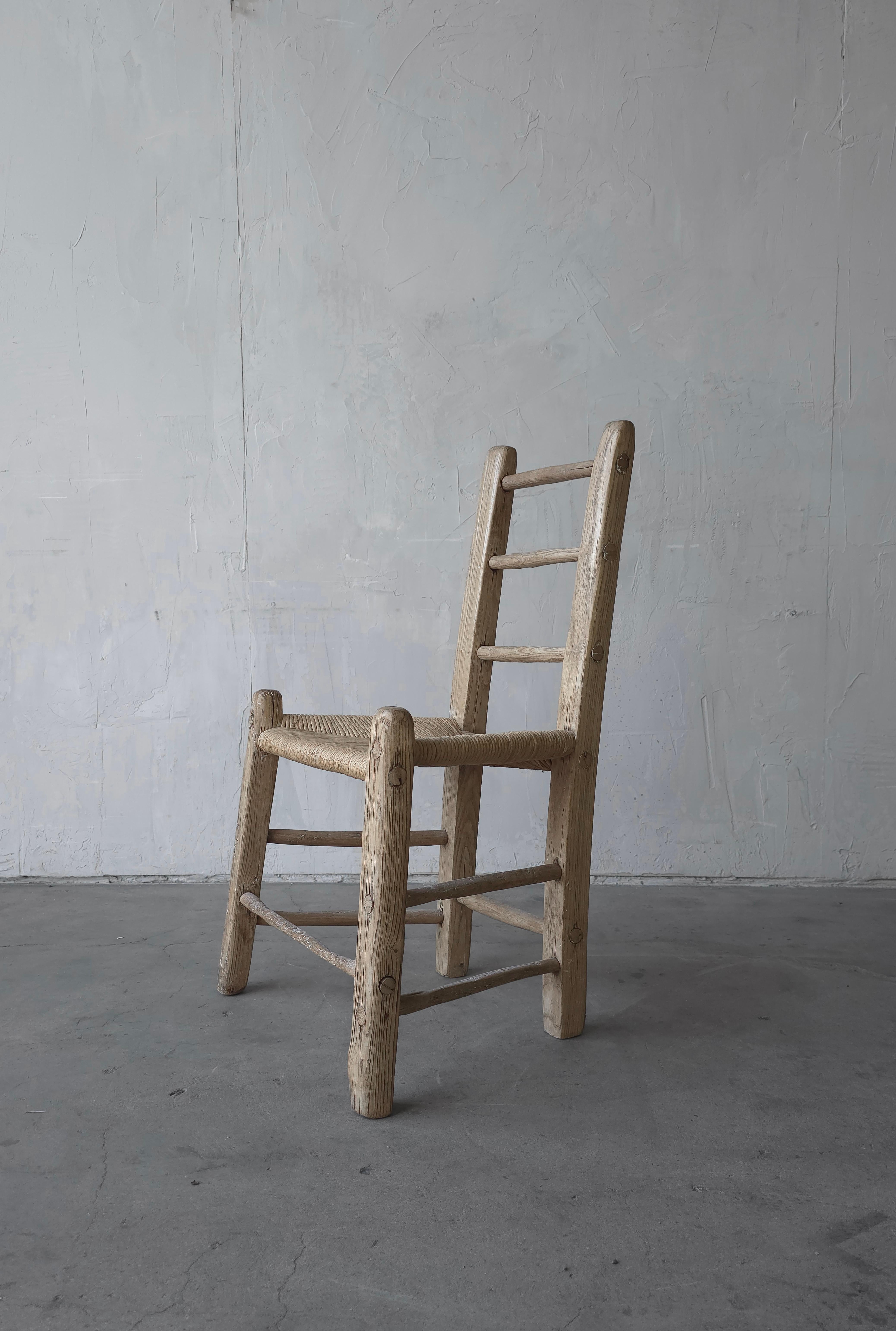 Primitif Ancienne chaise irlandaise à dossier échelonné du début du 19e siècle (Sugan) en vente