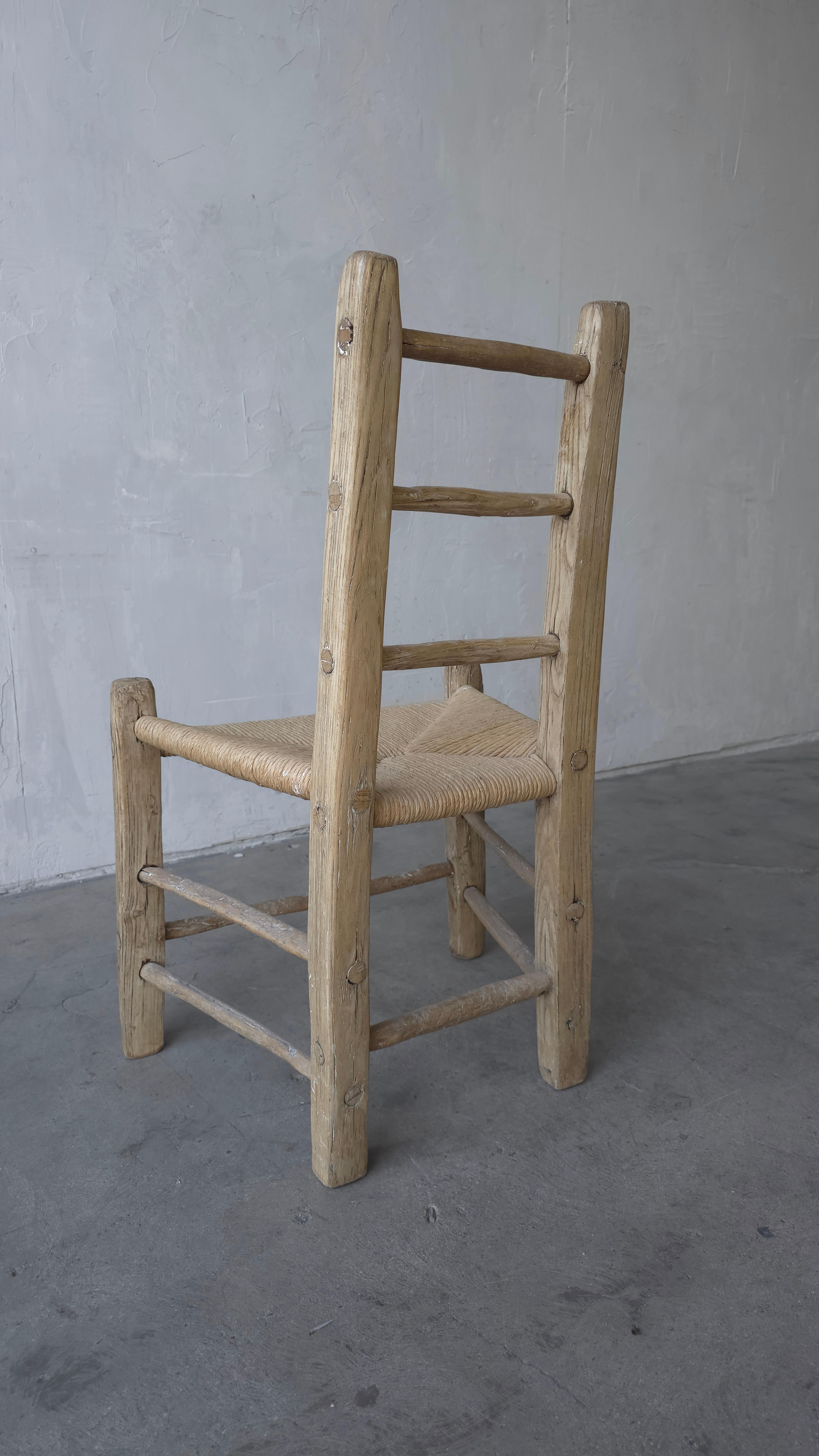 XIXe siècle Ancienne chaise irlandaise à dossier échelonné du début du 19e siècle (Sugan) en vente