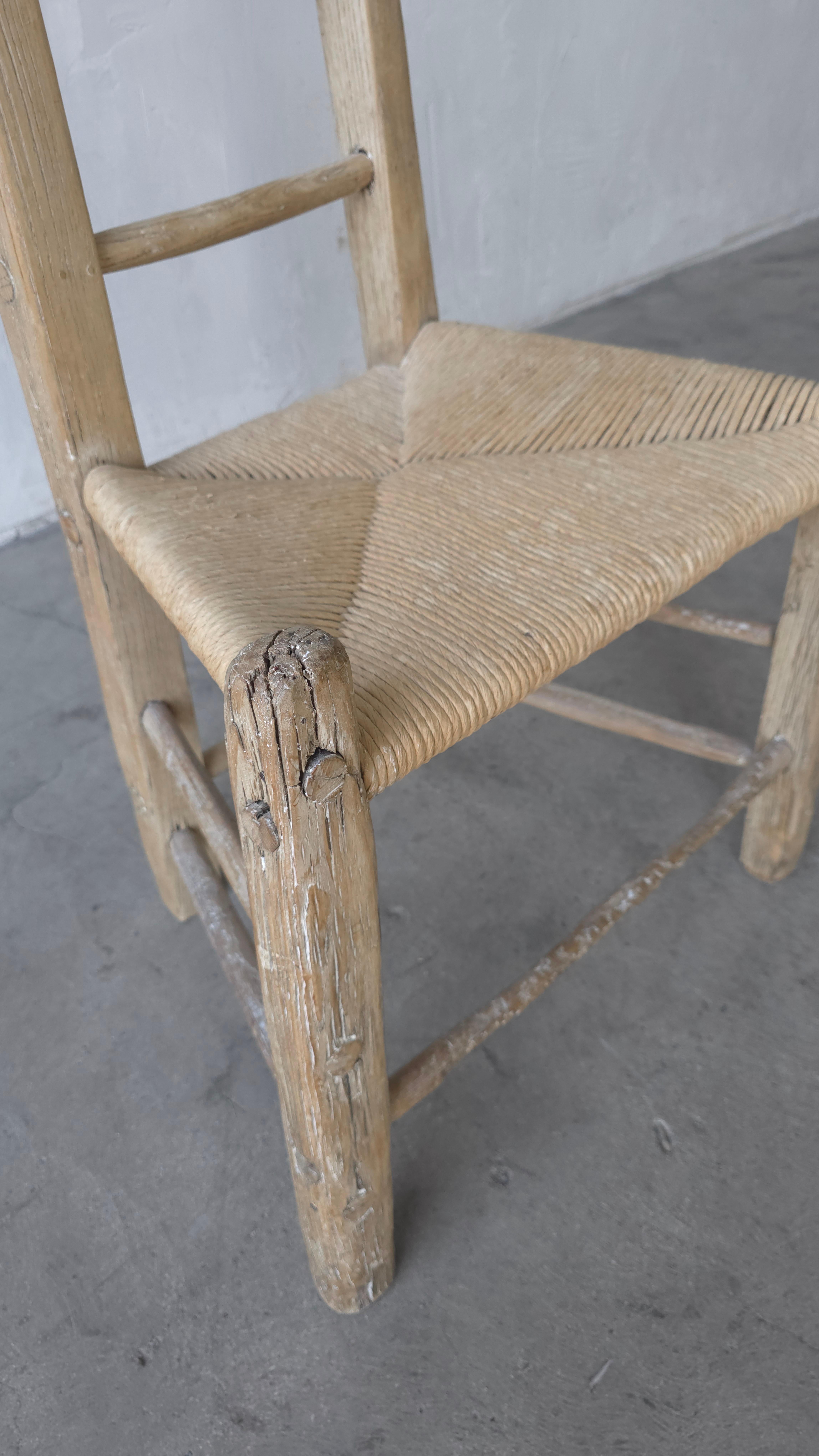 Bois Ancienne chaise irlandaise à dossier échelonné du début du 19e siècle (Sugan) en vente