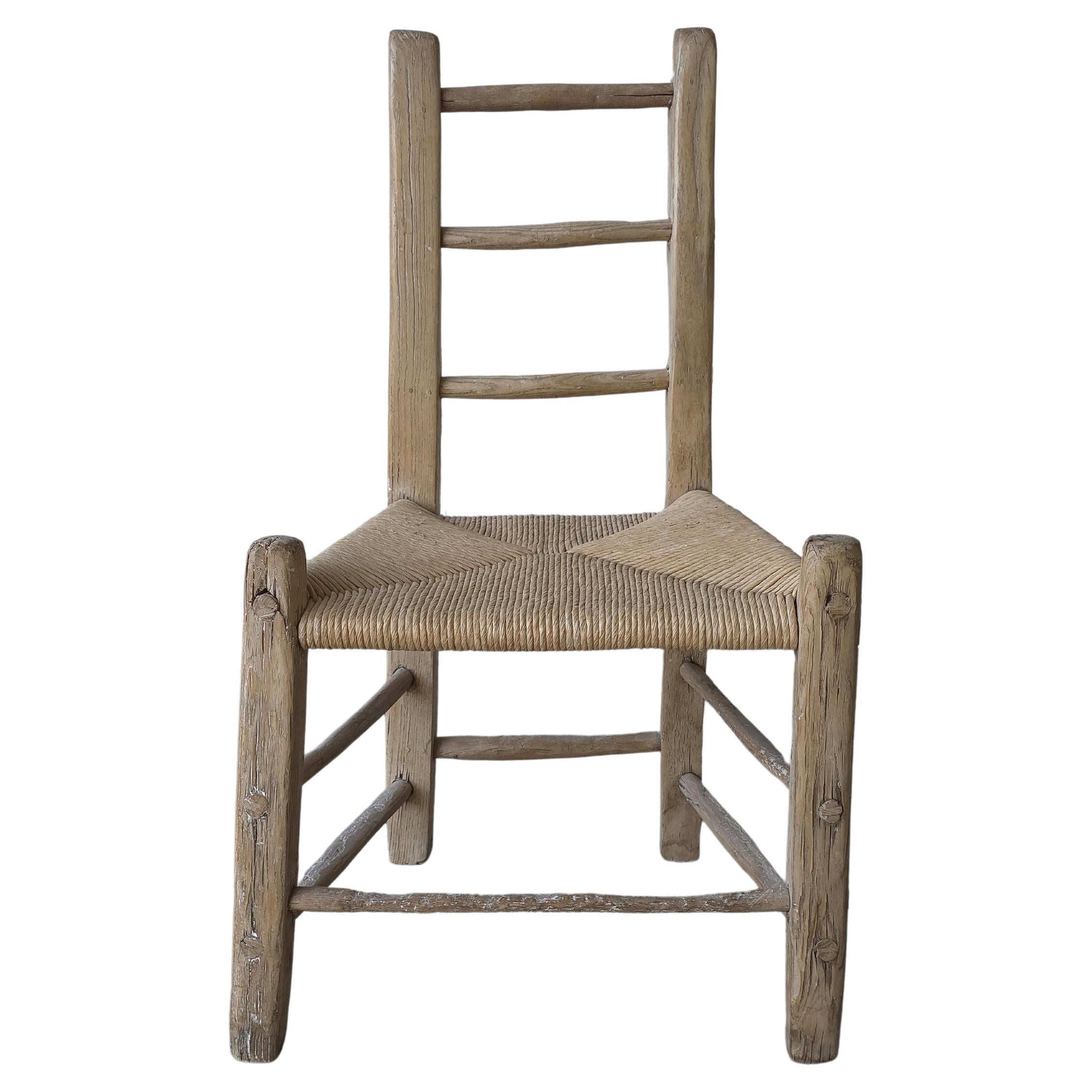 Antica sedia irlandese Sugan con schienale a scaletta dell'inizio del XIX secolo