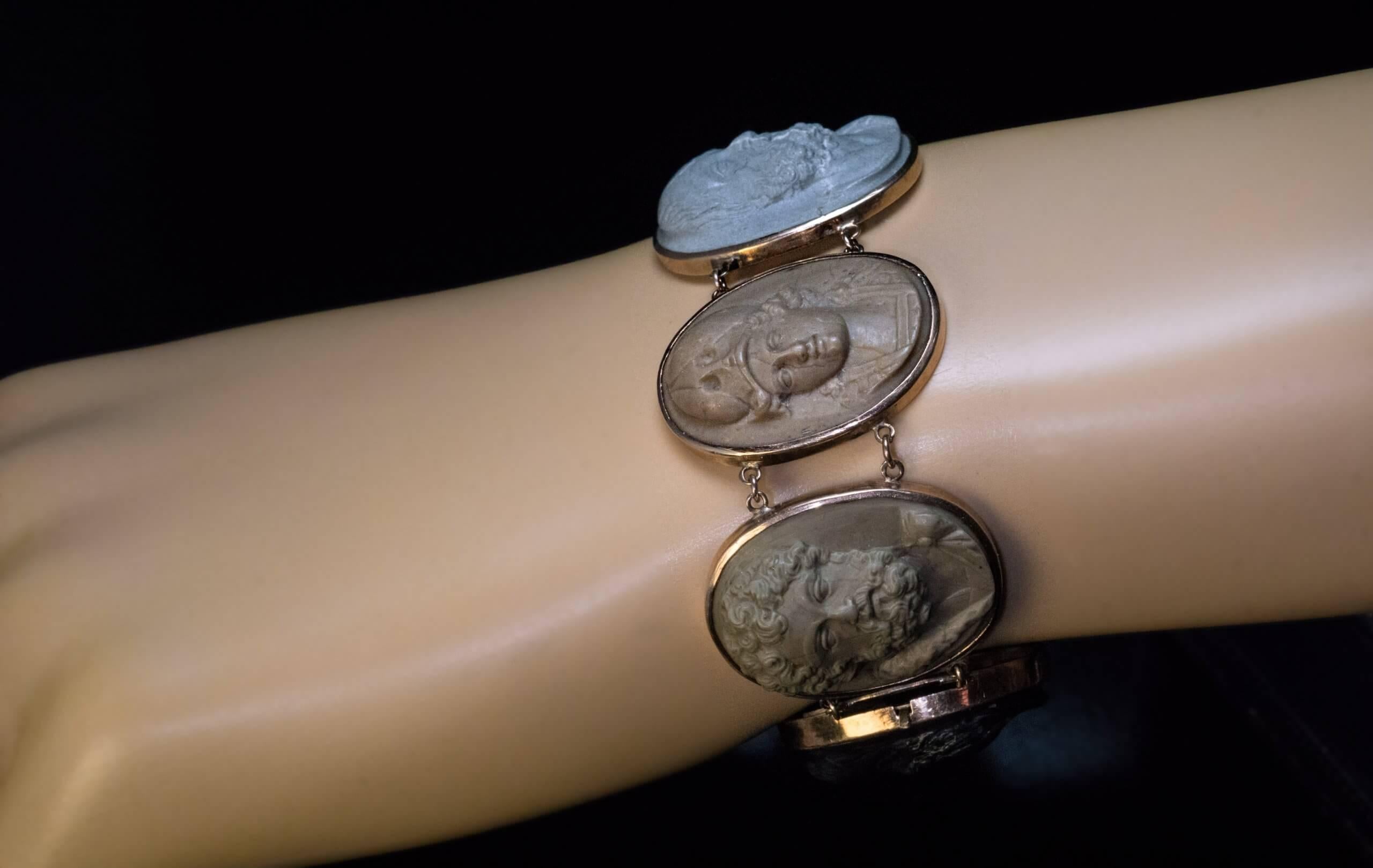 Antique Début du 19ème siècle Lava Cameo Gold Bracelet Bon état - En vente à Chicago, IL