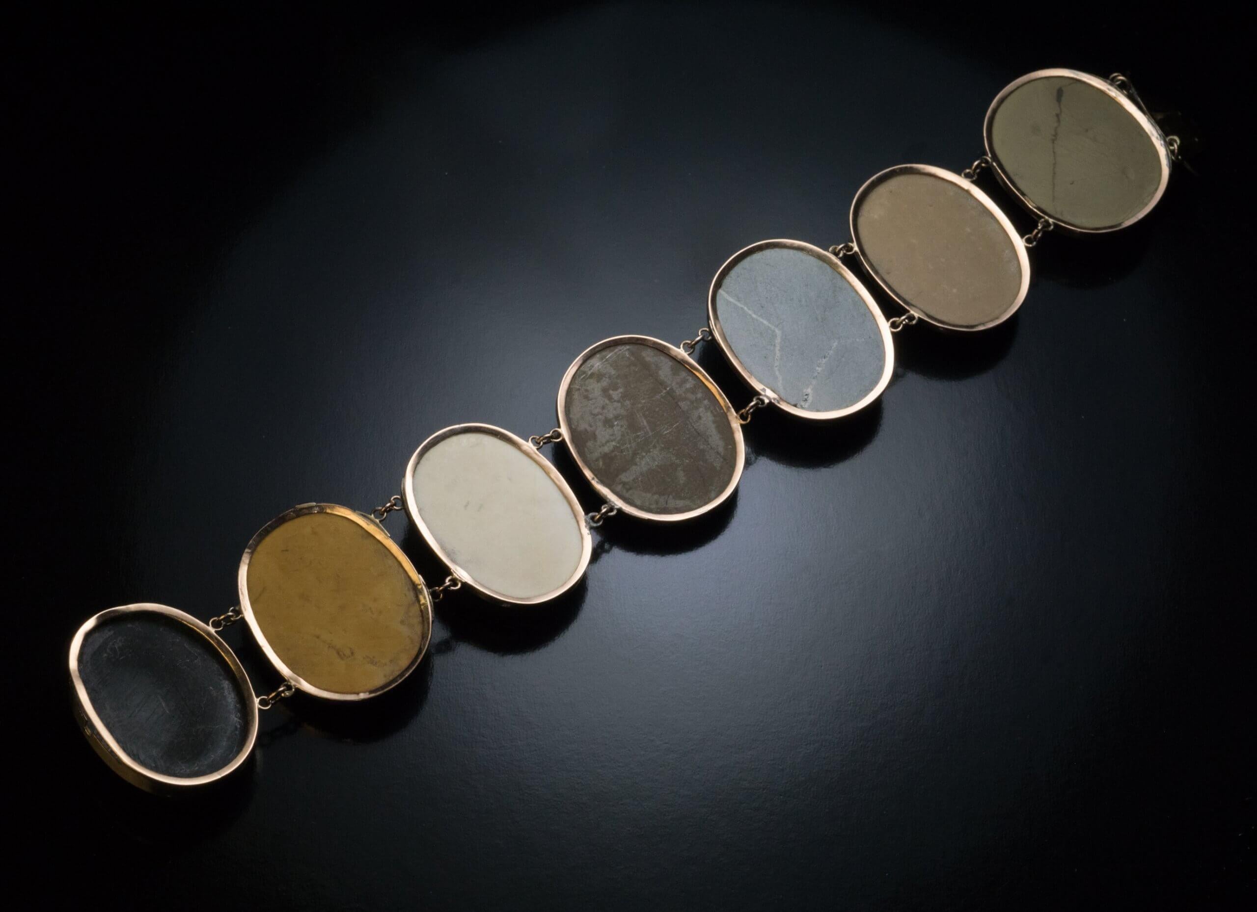Antique Début du 19ème siècle Lava Cameo Gold Bracelet Pour femmes en vente