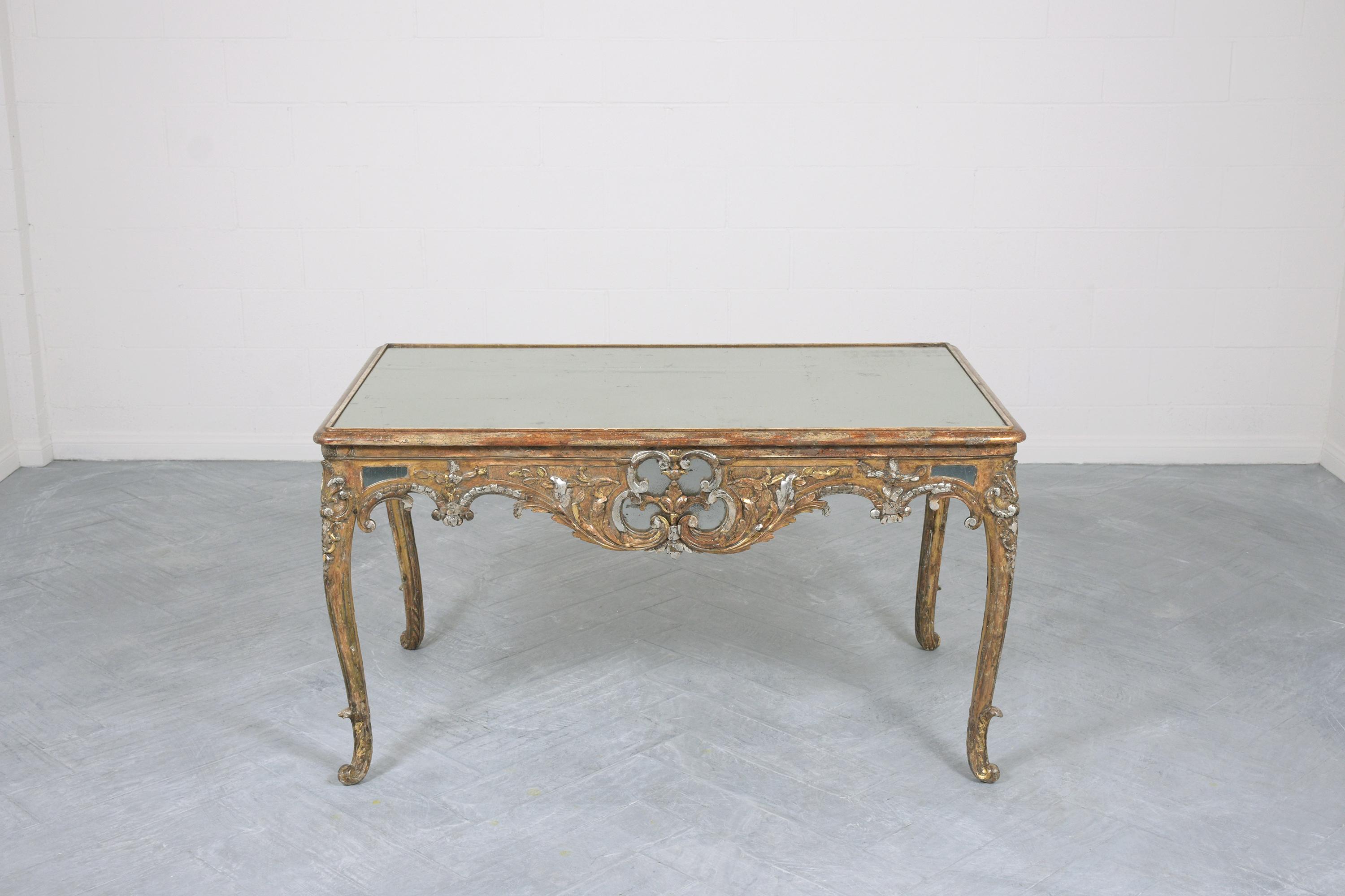 Tauchen Sie ein in die Grandeur der Vergangenheit mit unserem Louis XVI-Mitteltisch aus dem 19. Jahrhundert, einem atemberaubenden Beispiel für historische Handwerkskunst. Von unserem engagierten Team liebevoll restauriert, ist dieser Tisch ein