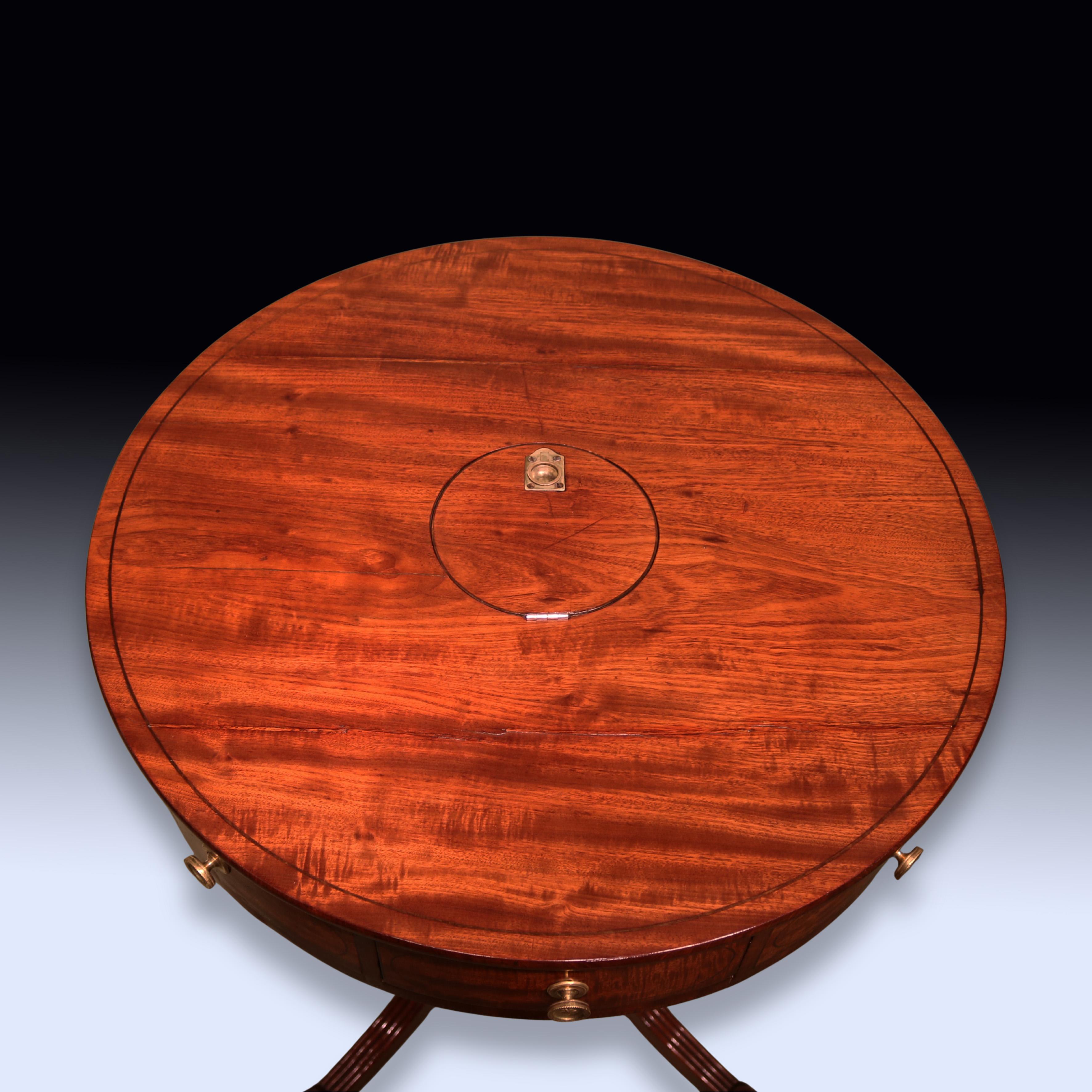 Table à tambour en acajou du début du 19e siècle de la période Regency, de petites proportions attrayantes, avec un plateau circulaire avec un 