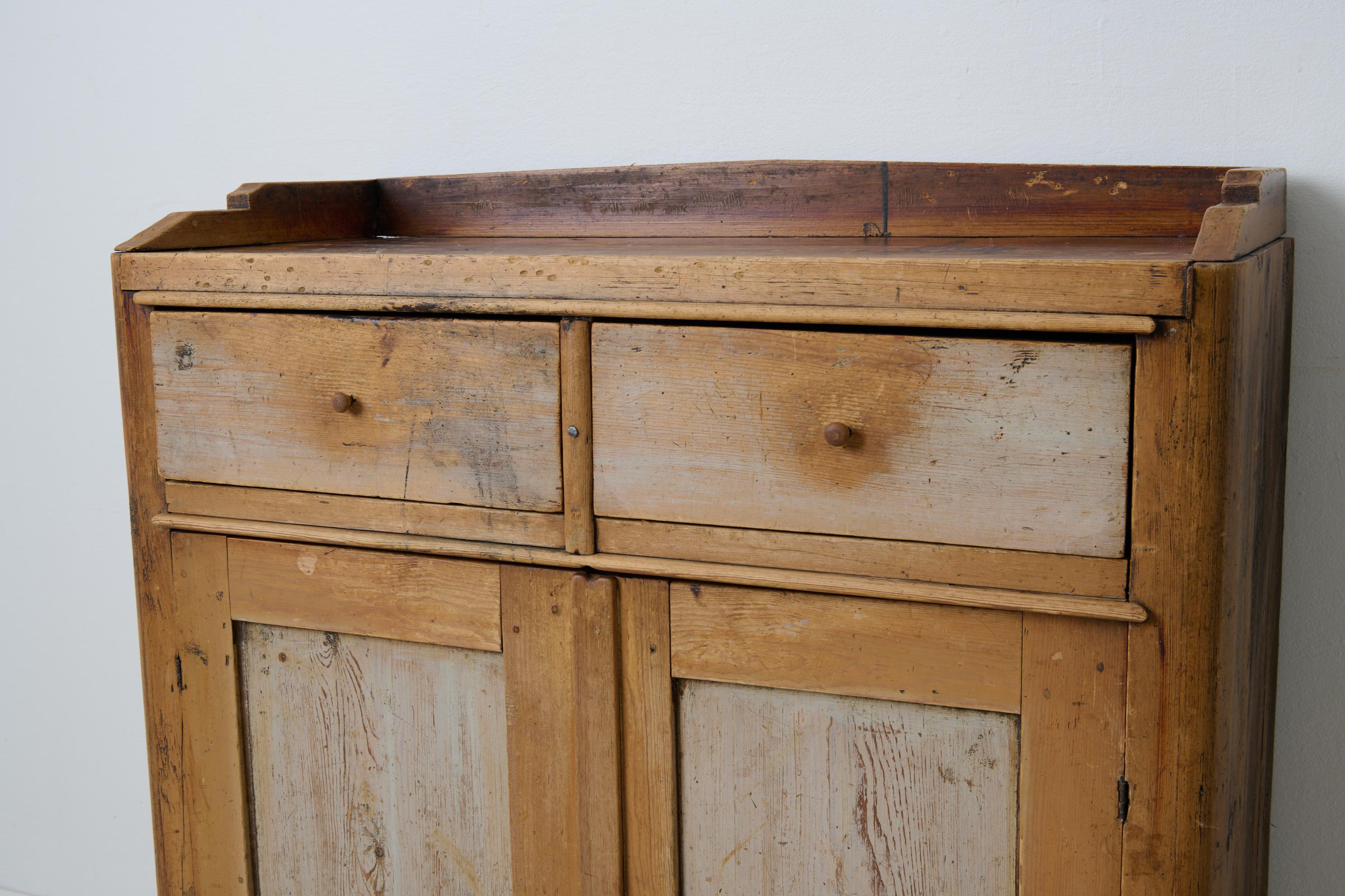 Arte Antiques Early 19th Century Original Unusually Small Sideboard in Folk Art en vente 2