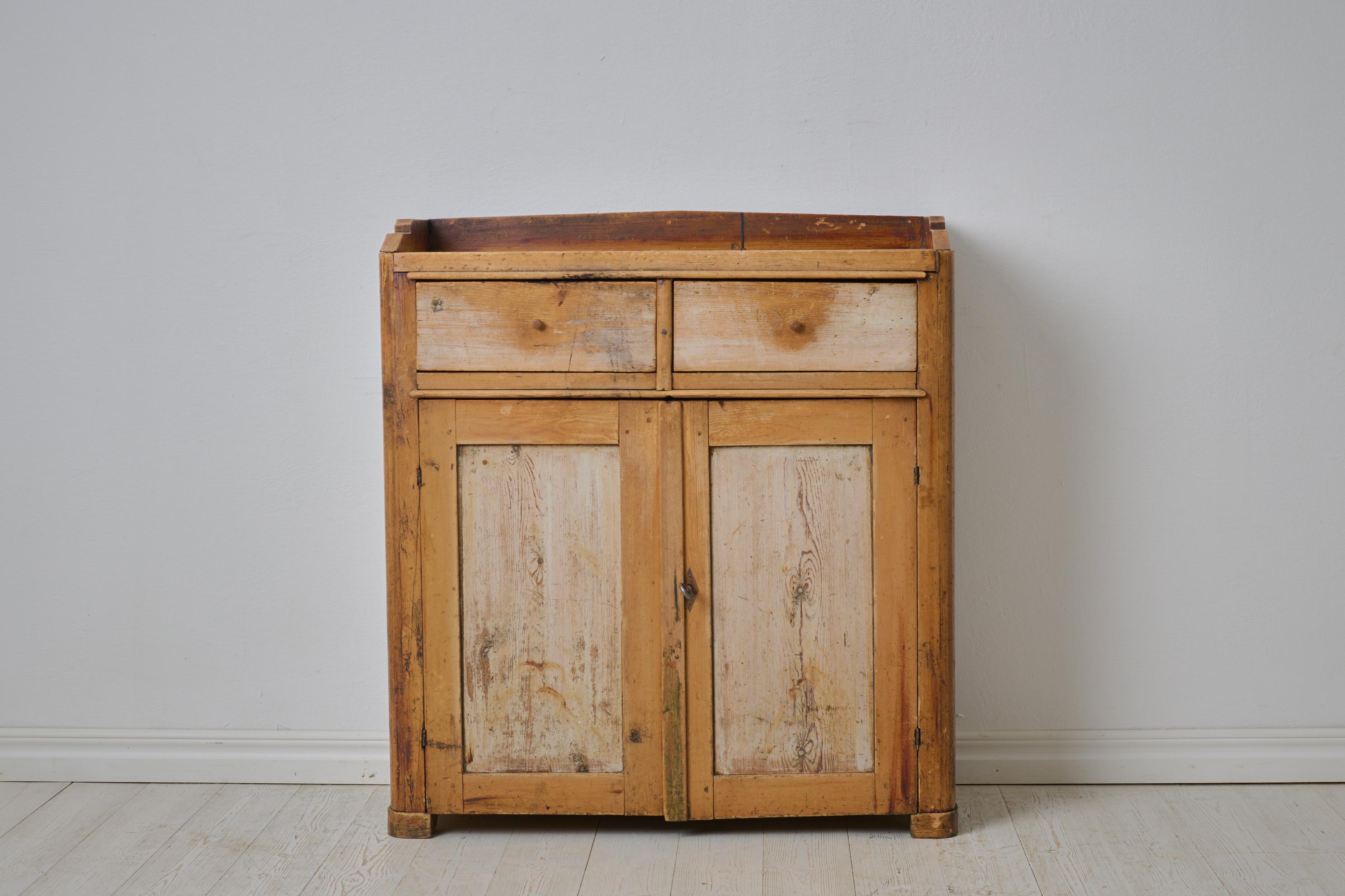 Petit buffet d'art populaire du début du 19e siècle provenant du Jämtland, dans le nord de la Suède, près de la frontière norvégienne. Le buffet est exceptionnellement petit et présente un extérieur totalement intact avec une fausse peinture