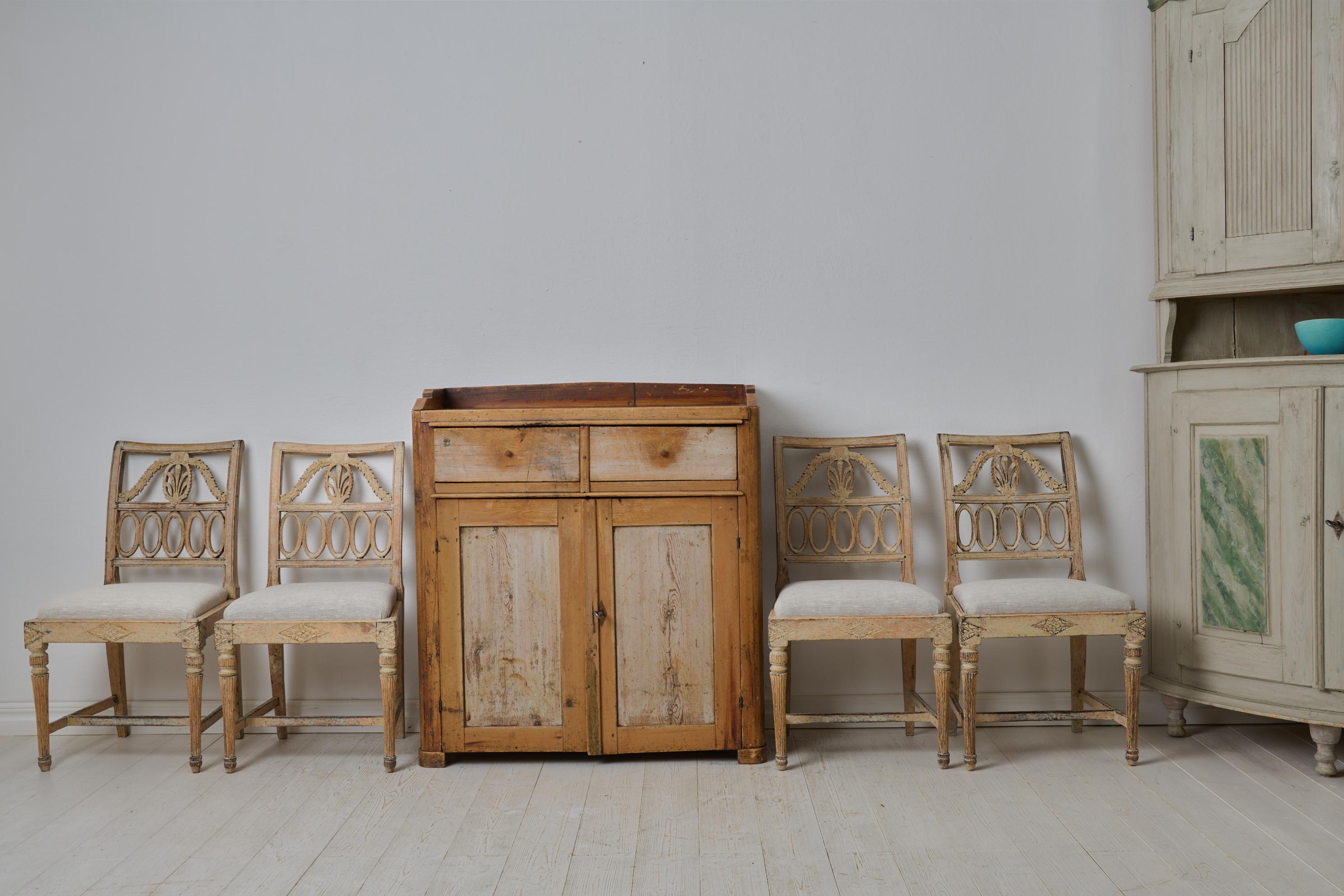 Artisanat Arte Antiques Early 19th Century Original Unusually Small Sideboard in Folk Art en vente