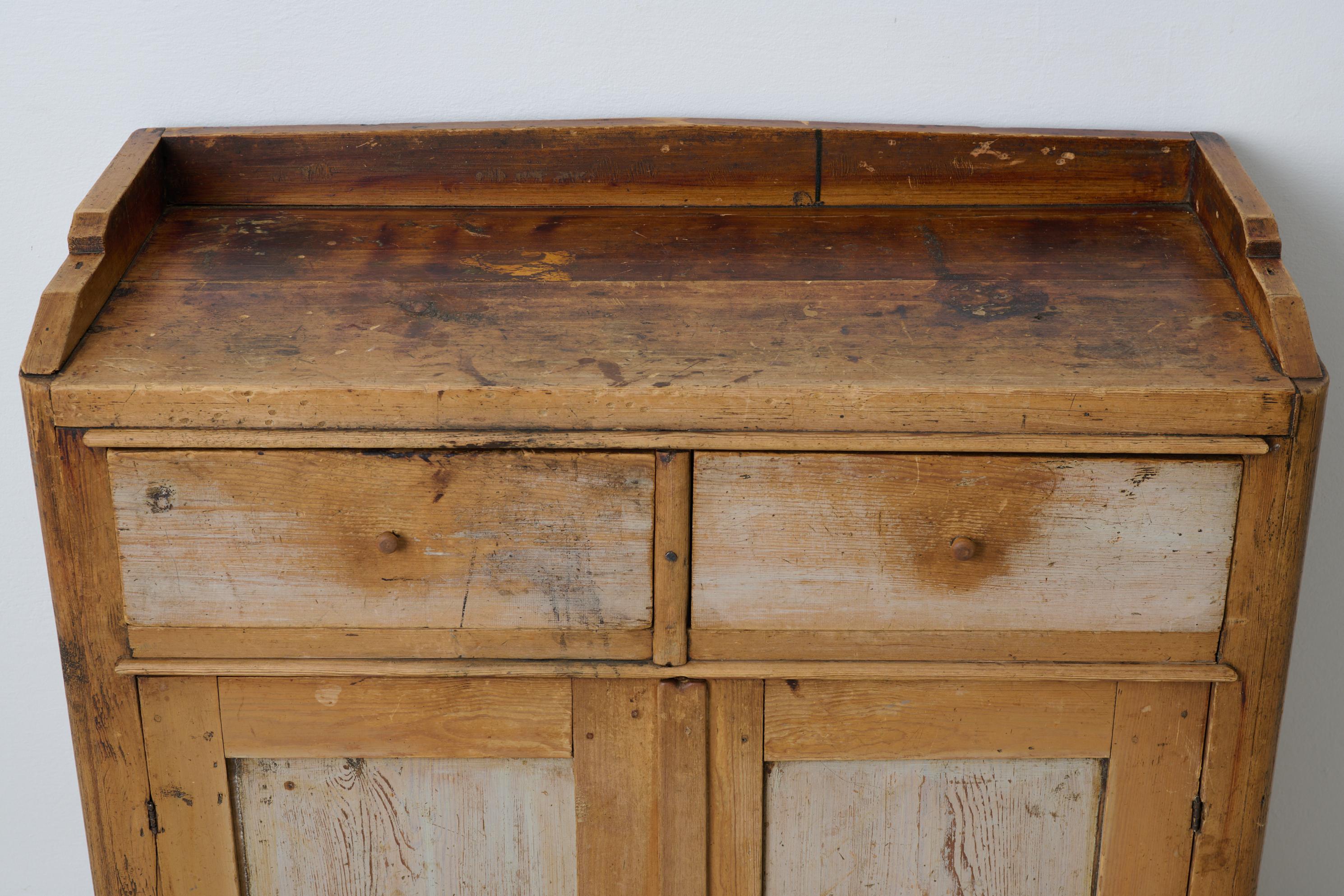 Arte Antiques Early 19th Century Original Unusually Small Sideboard in Folk Art en vente 1