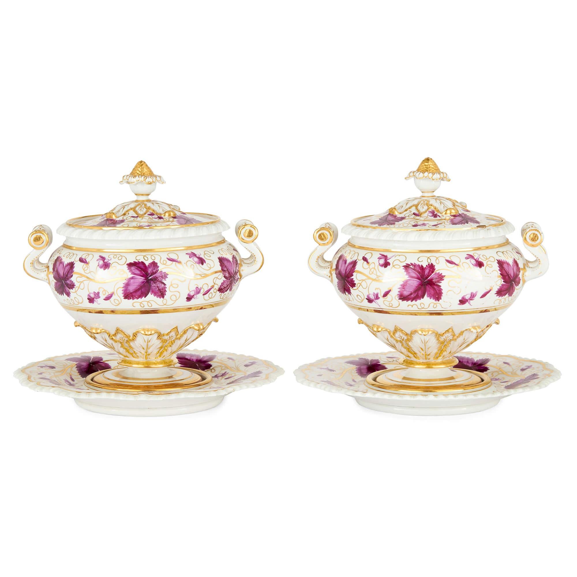Paire de soupières anciennes du début du 19e siècle en porcelaine peinte et dorée Flight Barr & Barr 
A.I.C., c. 1820
Hauteur 20 cm, diamètre 21 cm

Il s'agit d'une remarquable paire de soupières en porcelaine du début du XIXe siècle, fabriquées par