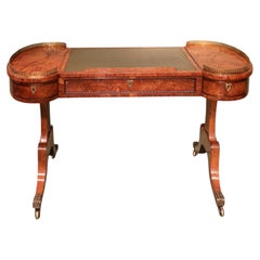 Scrivania antica in quercia burr del primo Ottocento, periodo Regency