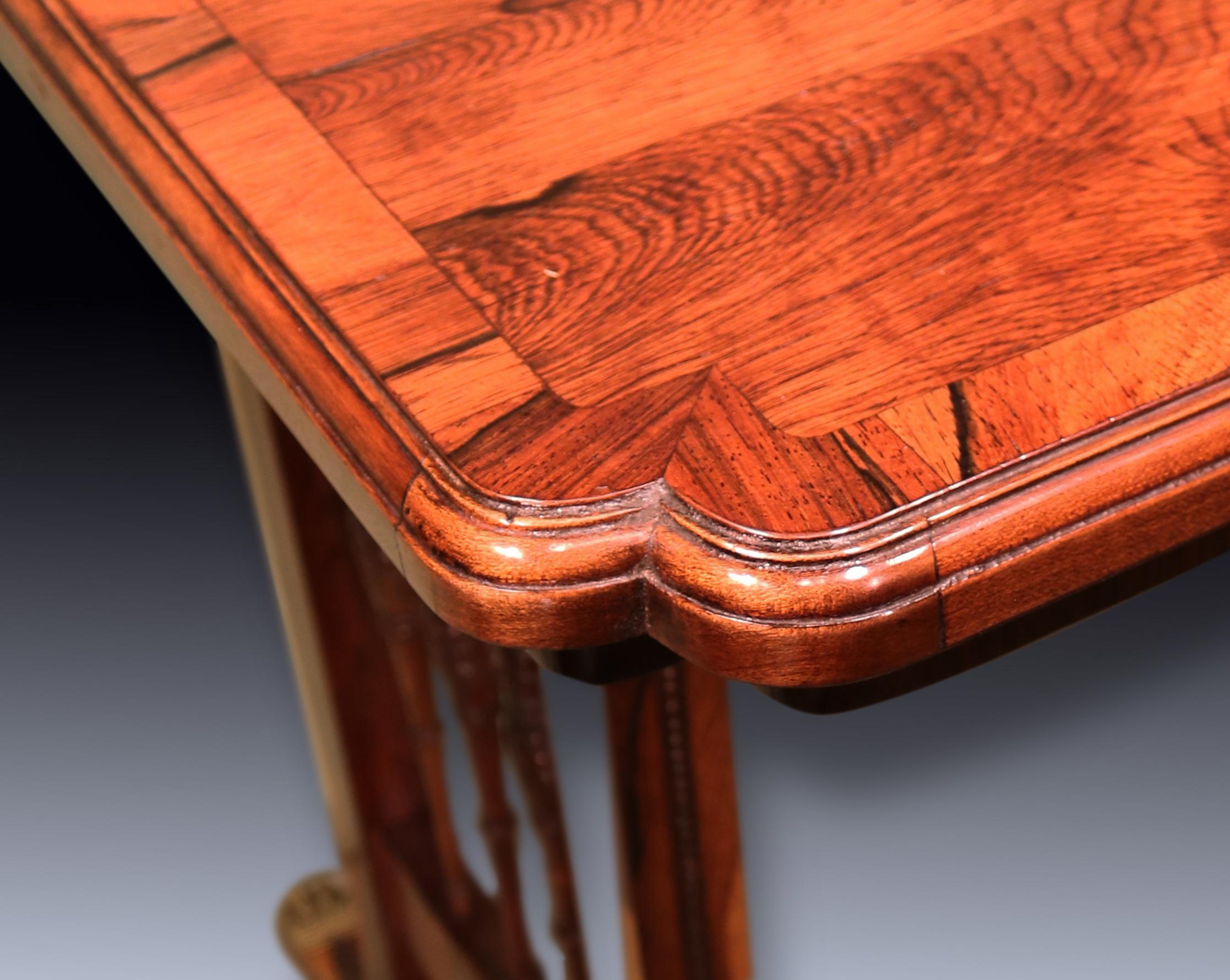 Anglais Ancienne table à écrire en coromandel du début du 19e siècle, d'époque Régence. en vente