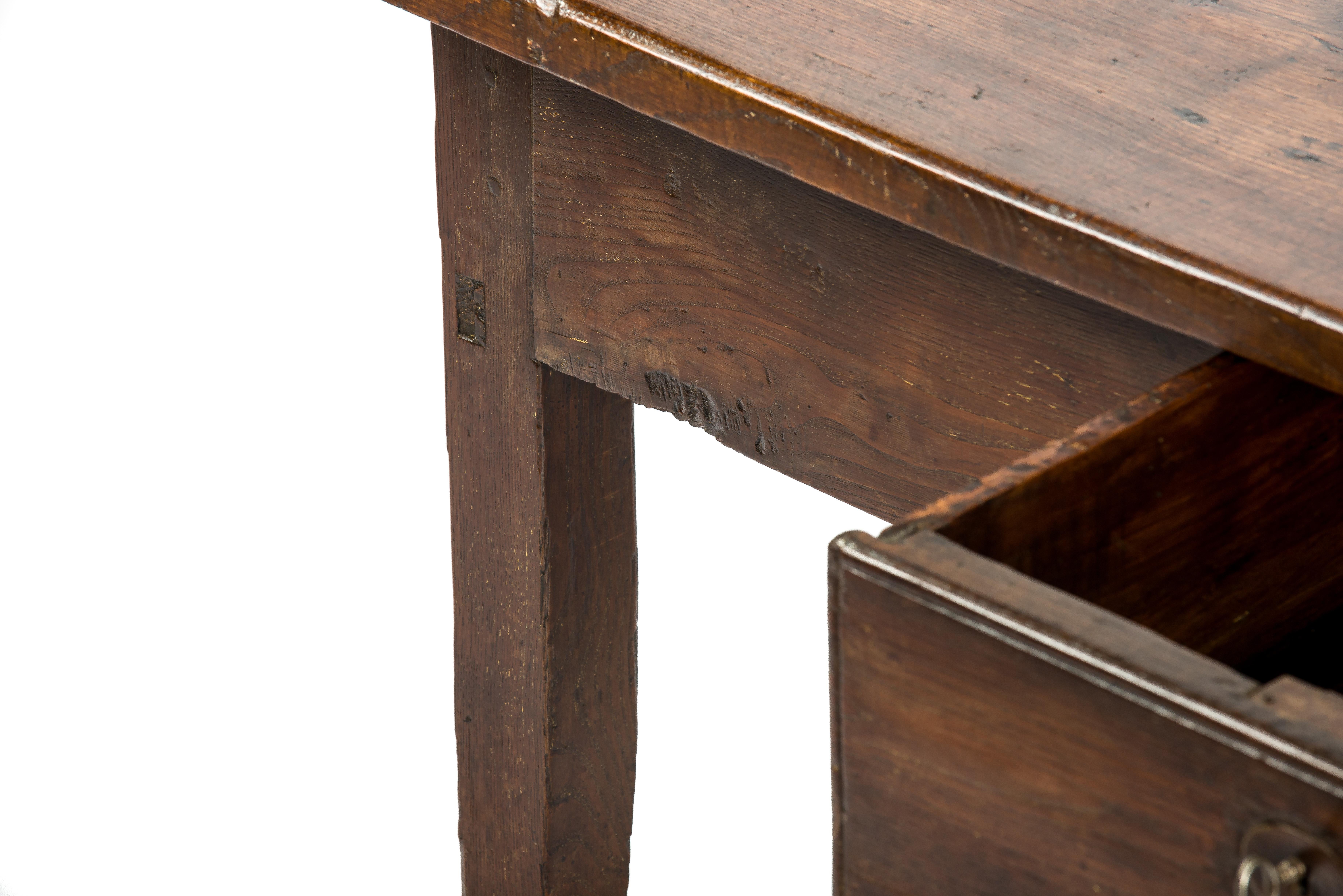 Ancienne table basse rustique espagnole du début du XIXe siècle en châtaignier brun chaud en vente 4