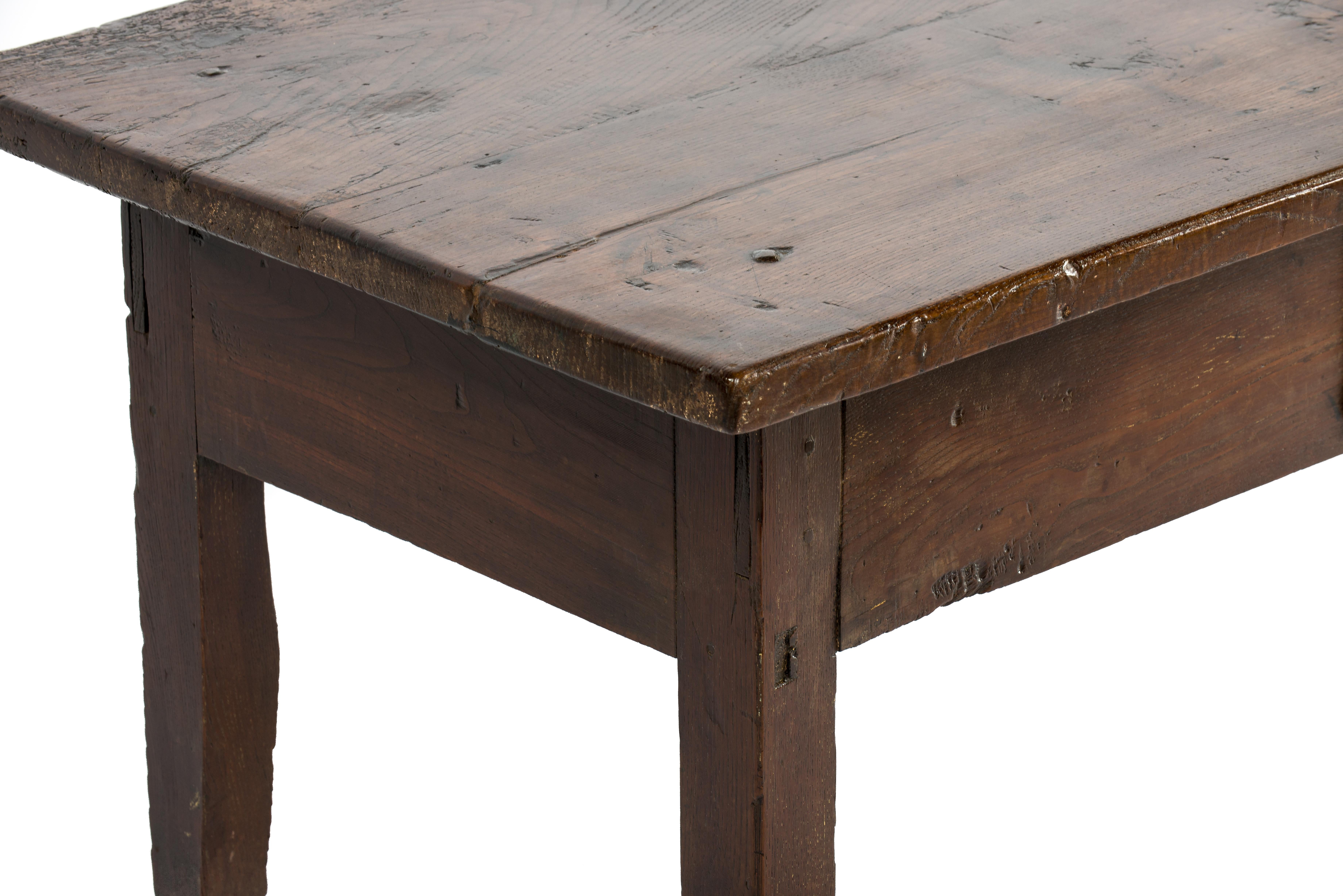 Ancienne table basse rustique espagnole du début du XIXe siècle en châtaignier brun chaud en vente 5