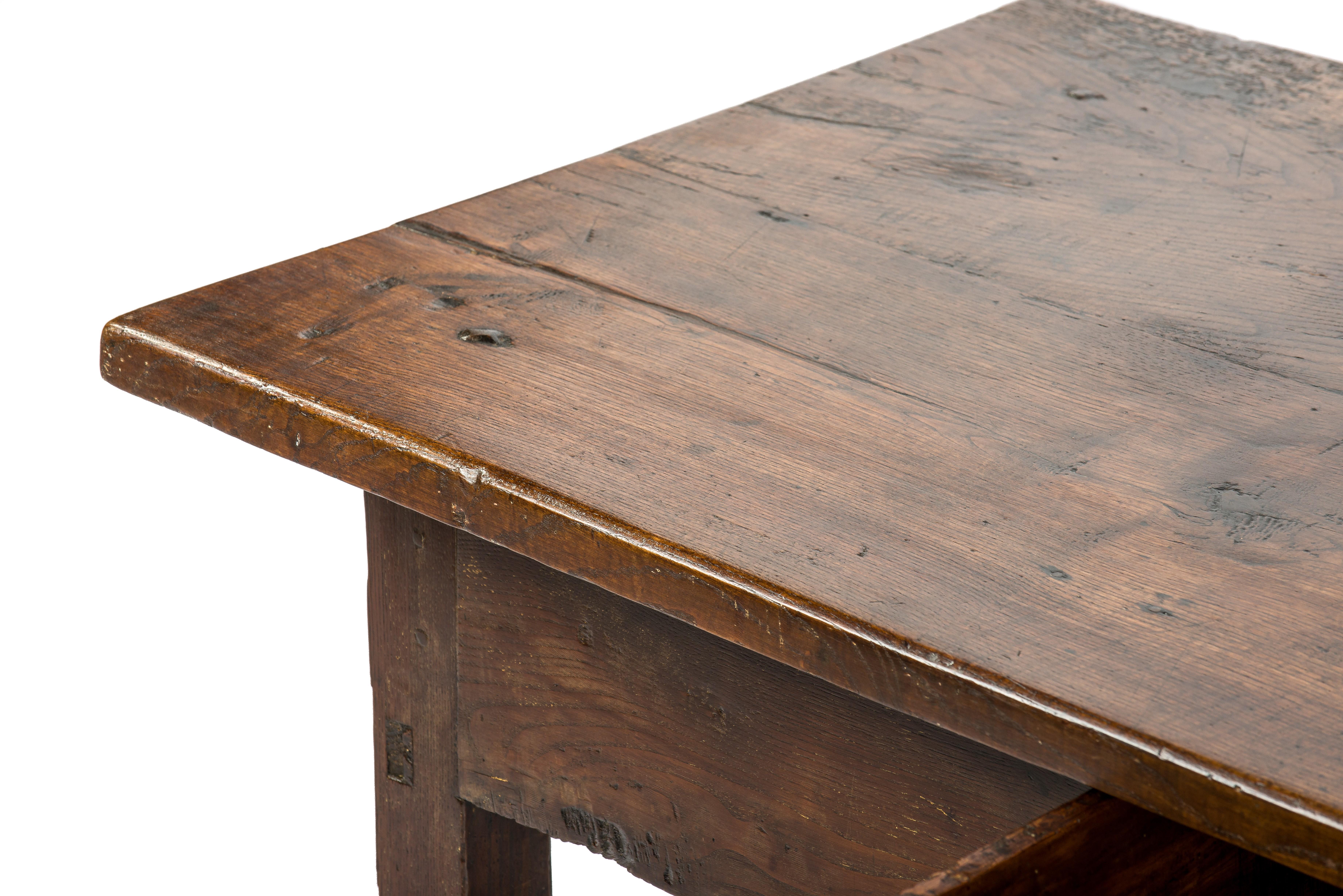 Ancienne table basse rustique espagnole du début du XIXe siècle en châtaignier brun chaud en vente 7