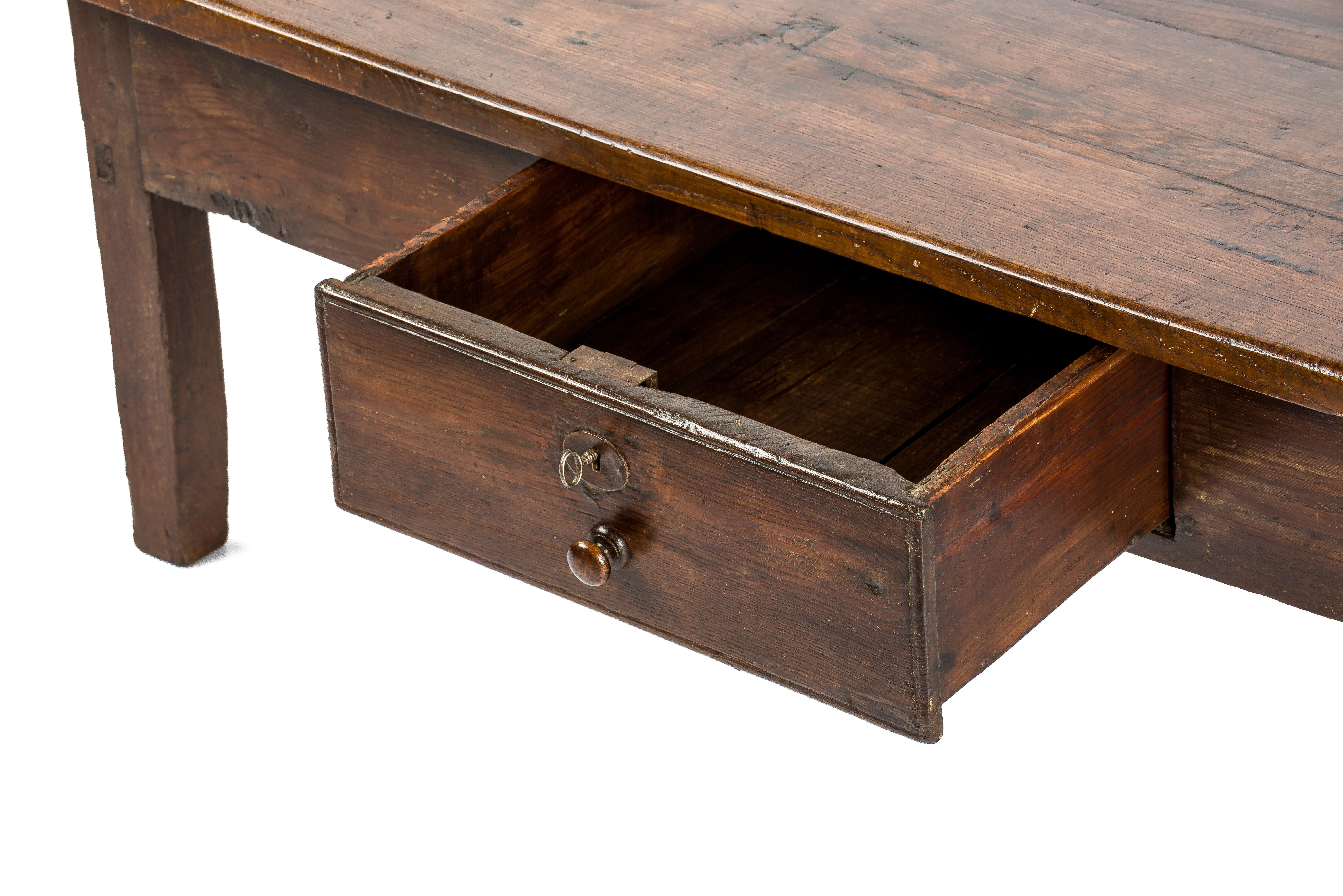Ancienne table basse rustique espagnole du début du XIXe siècle en châtaignier brun chaud en vente 8
