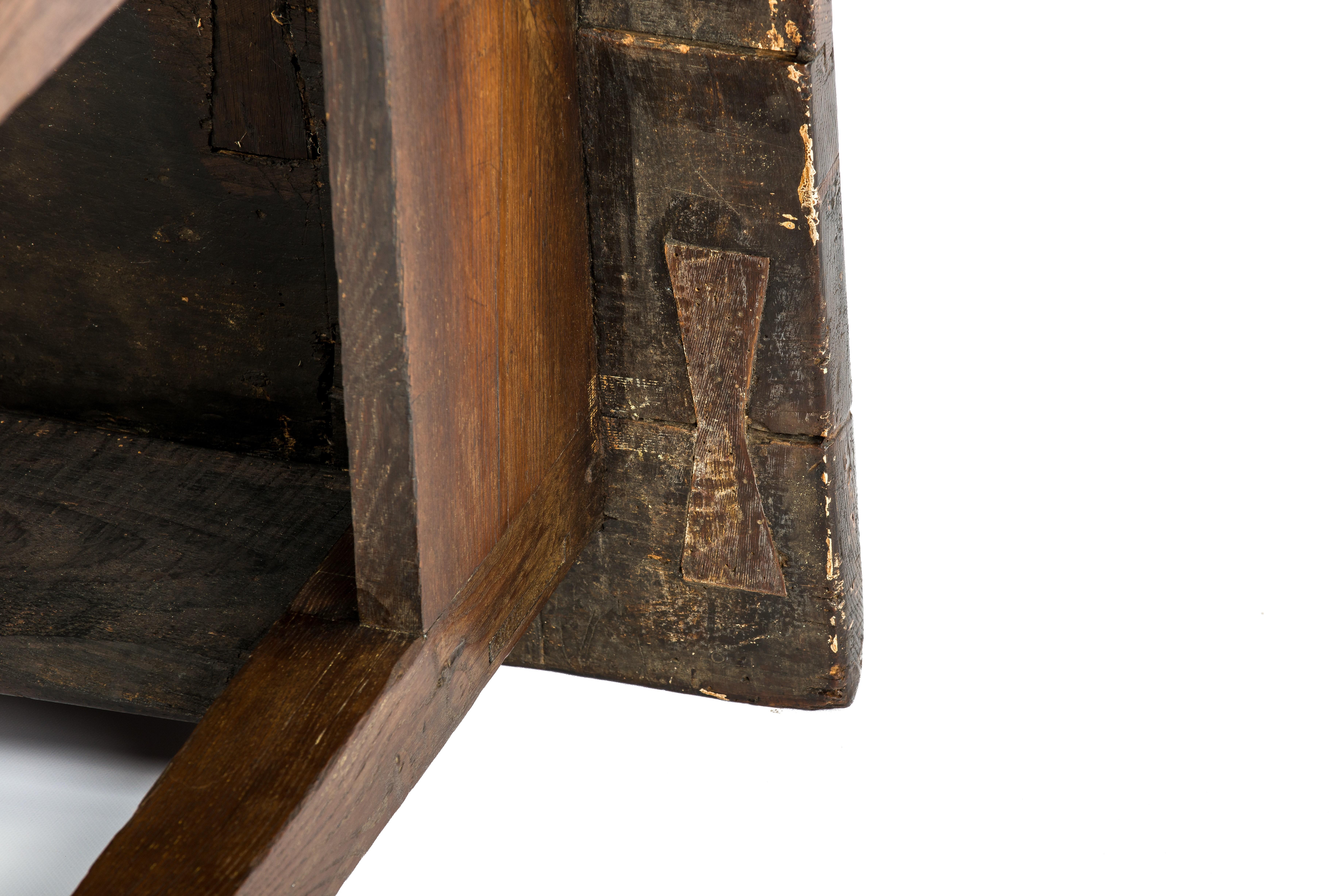 Ancienne table basse rustique espagnole du début du XIXe siècle en châtaignier brun chaud en vente 9