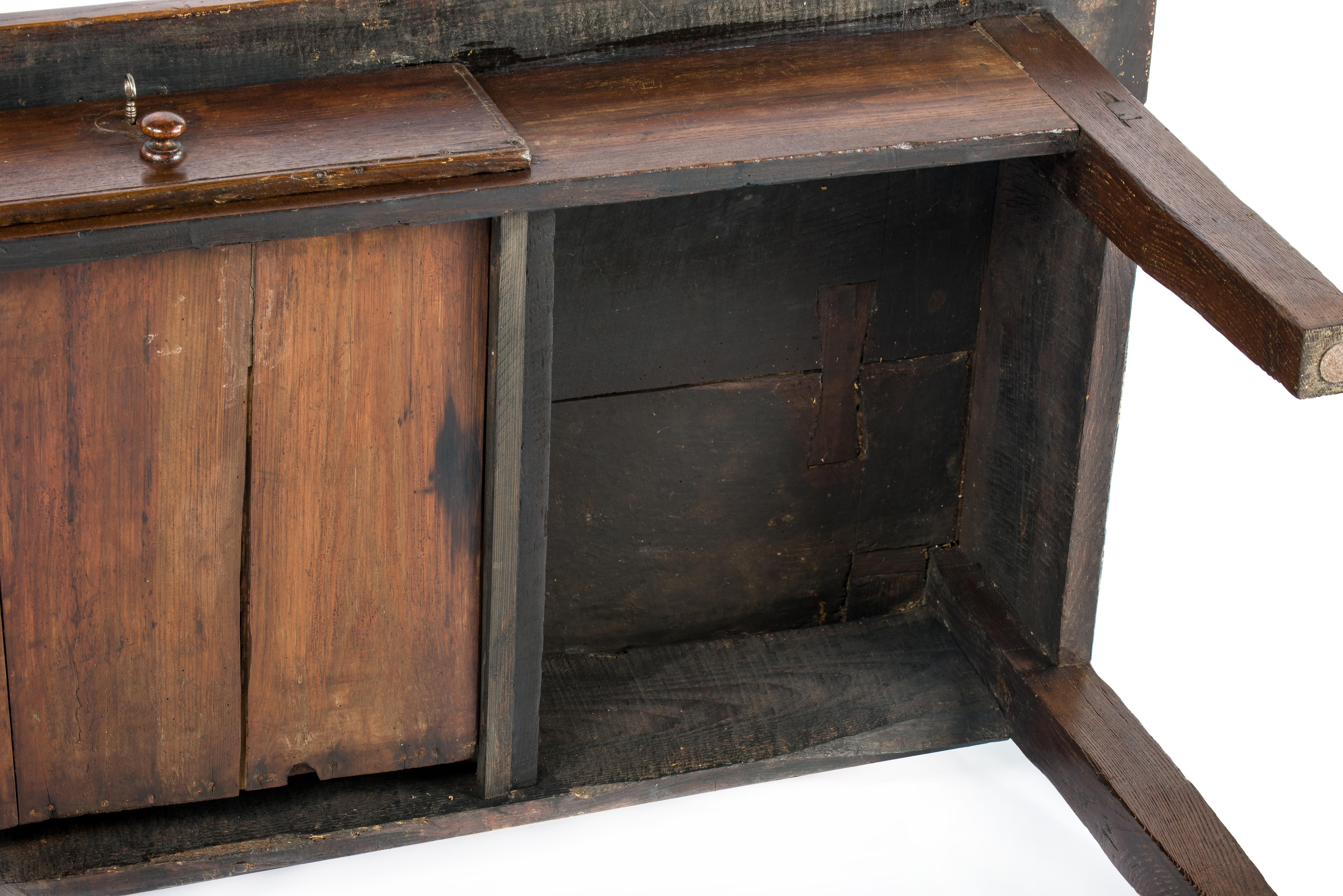 Ancienne table basse rustique espagnole du début du XIXe siècle en châtaignier brun chaud en vente 10