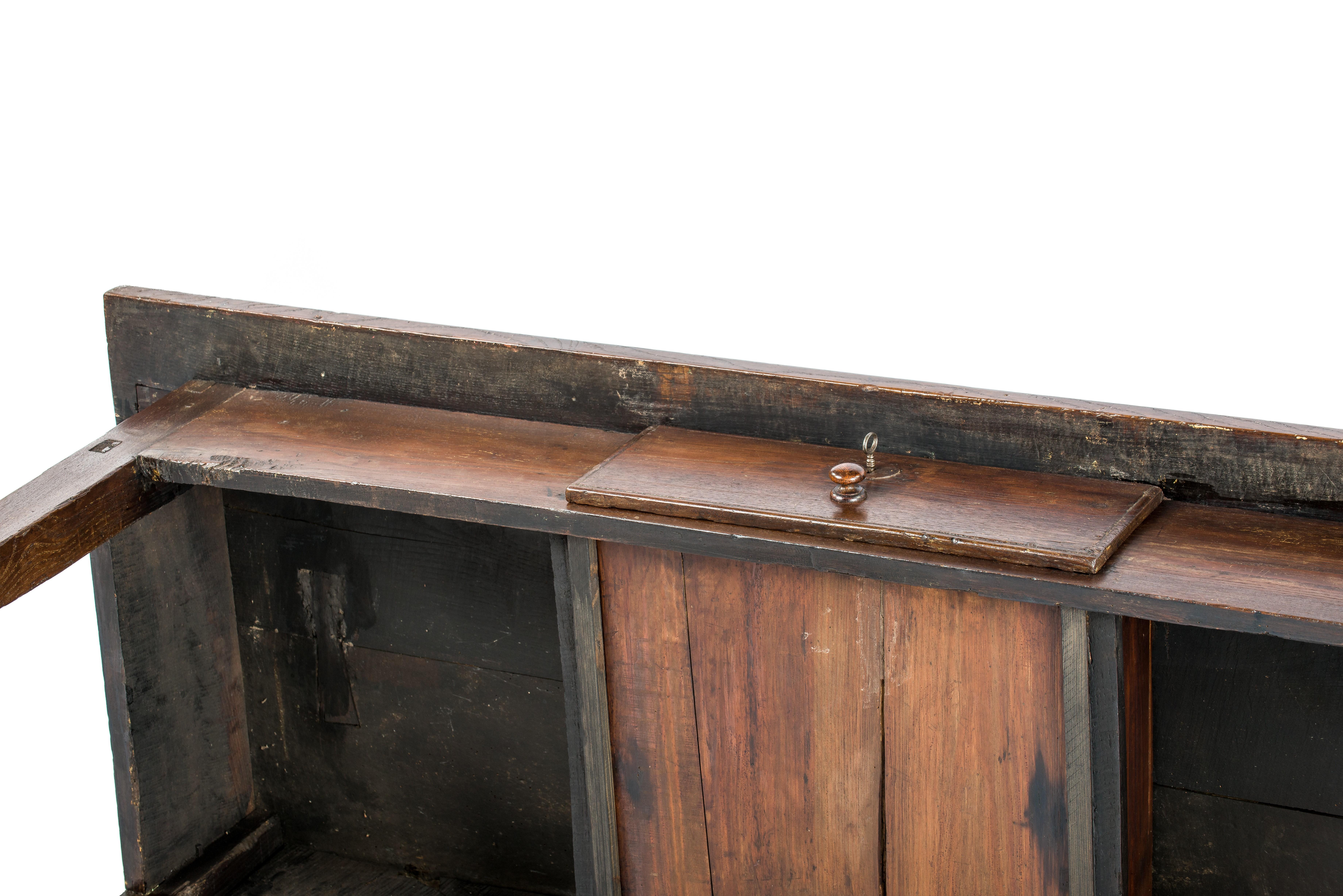 Ancienne table basse rustique espagnole du début du XIXe siècle en châtaignier brun chaud en vente 11