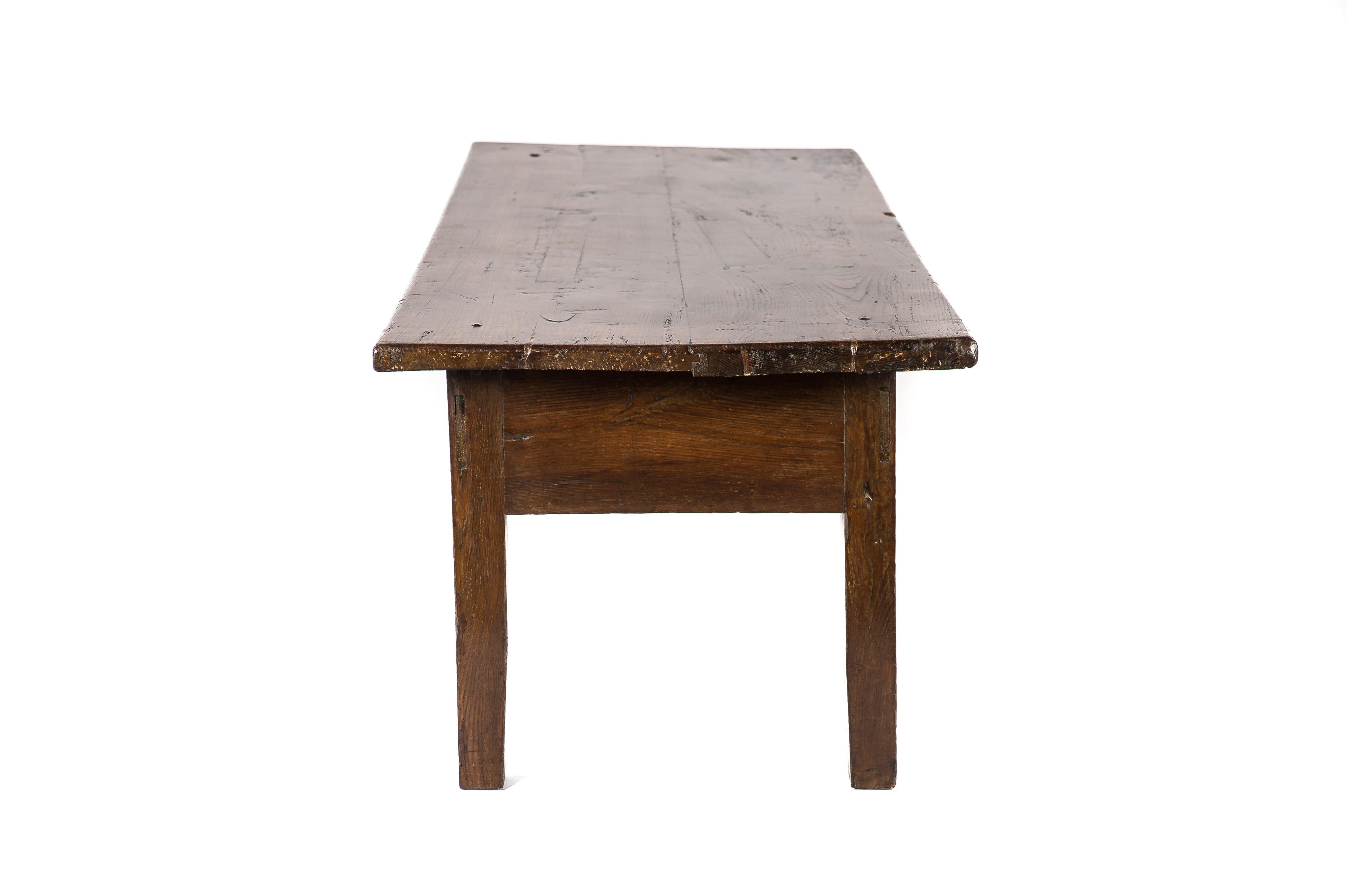 Espagnol Ancienne table basse rustique espagnole du début du XIXe siècle en châtaignier brun chaud en vente