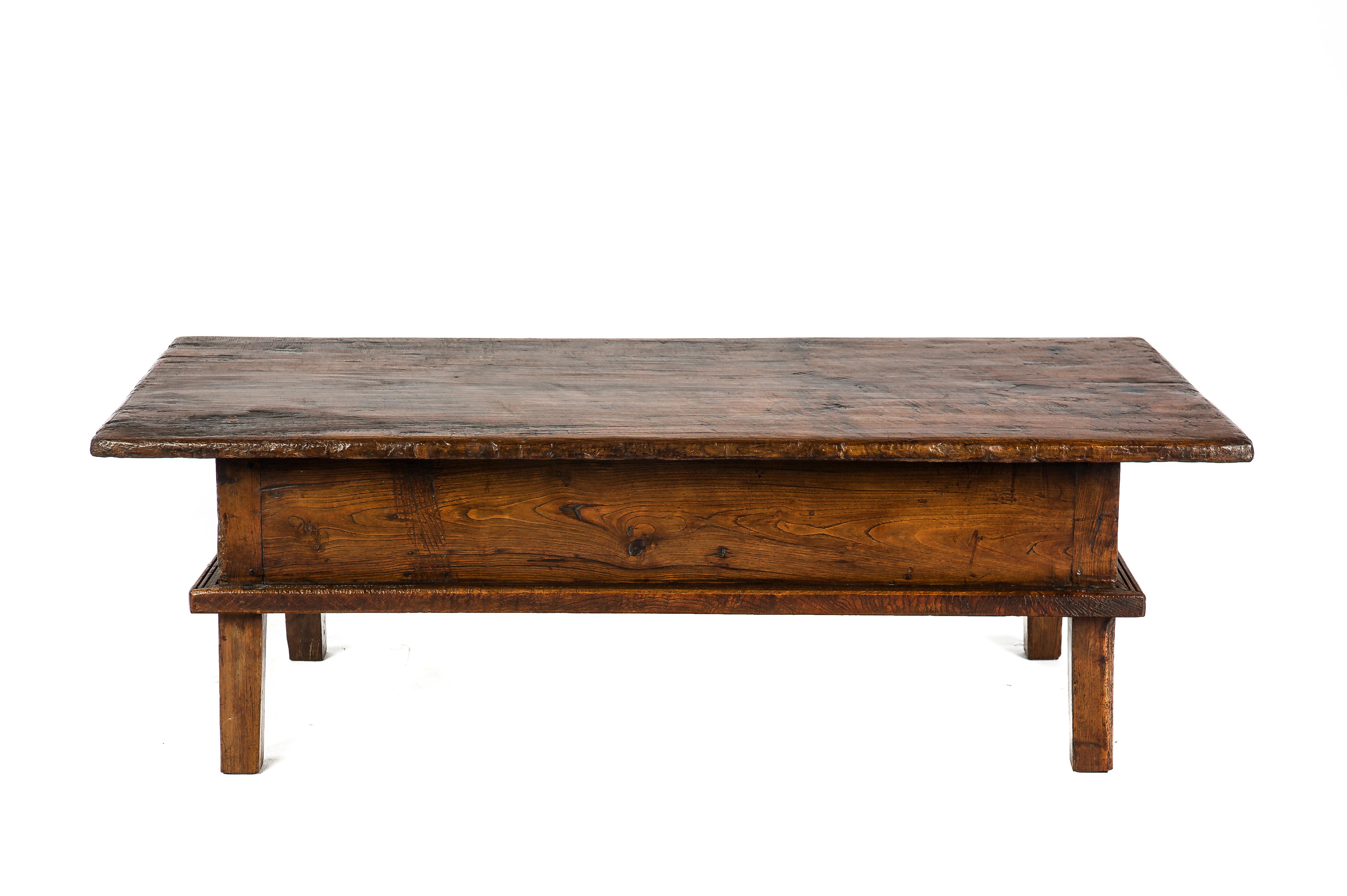 Antique Early 19th-Century Rustic Spanish Warm Brown Chestnut Coffee Table In Good Condition In Casteren, NL
