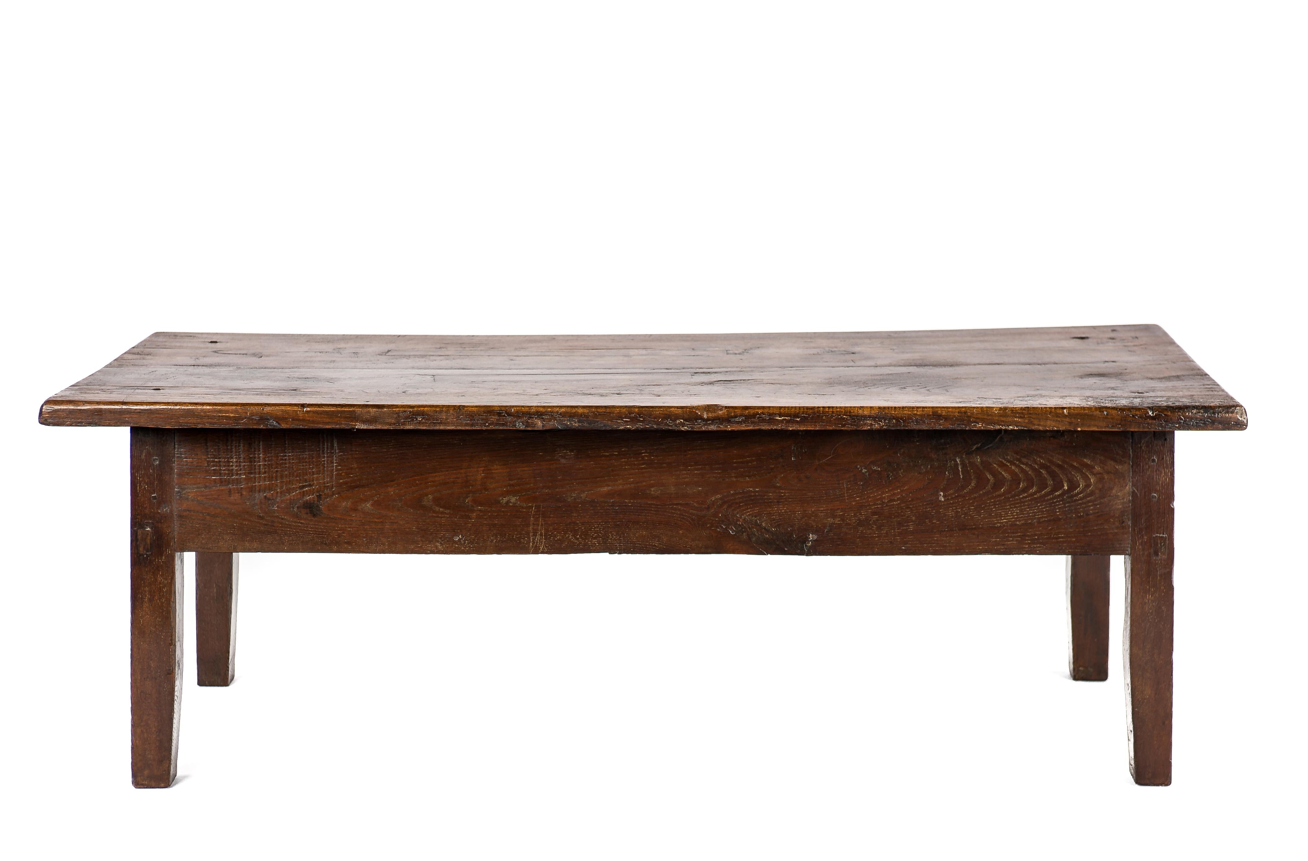 Poli Ancienne table basse rustique espagnole du début du XIXe siècle en châtaignier brun chaud en vente