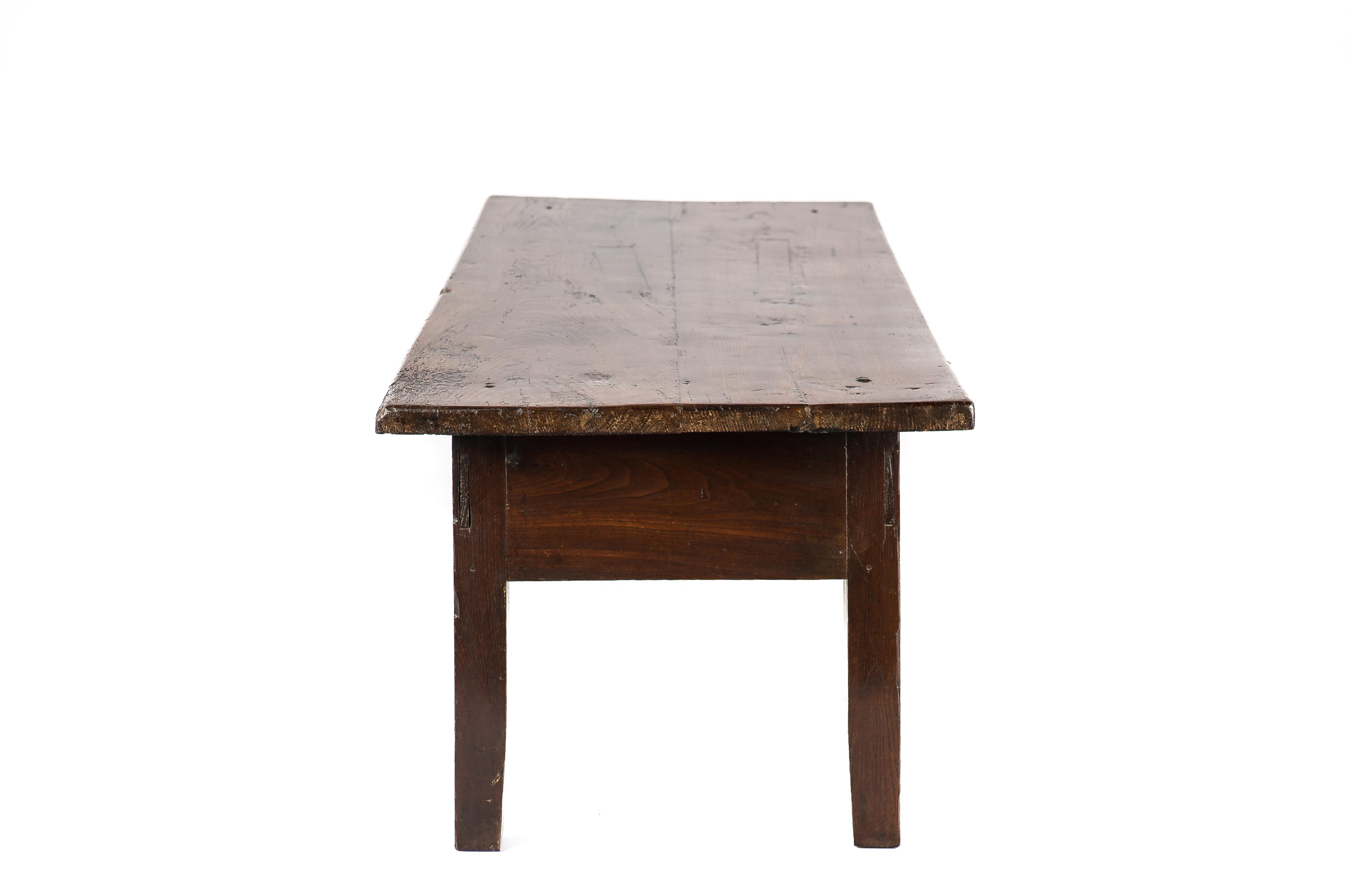 Ancienne table basse rustique espagnole du début du XIXe siècle en châtaignier brun chaud Bon état - En vente à Casteren, NL