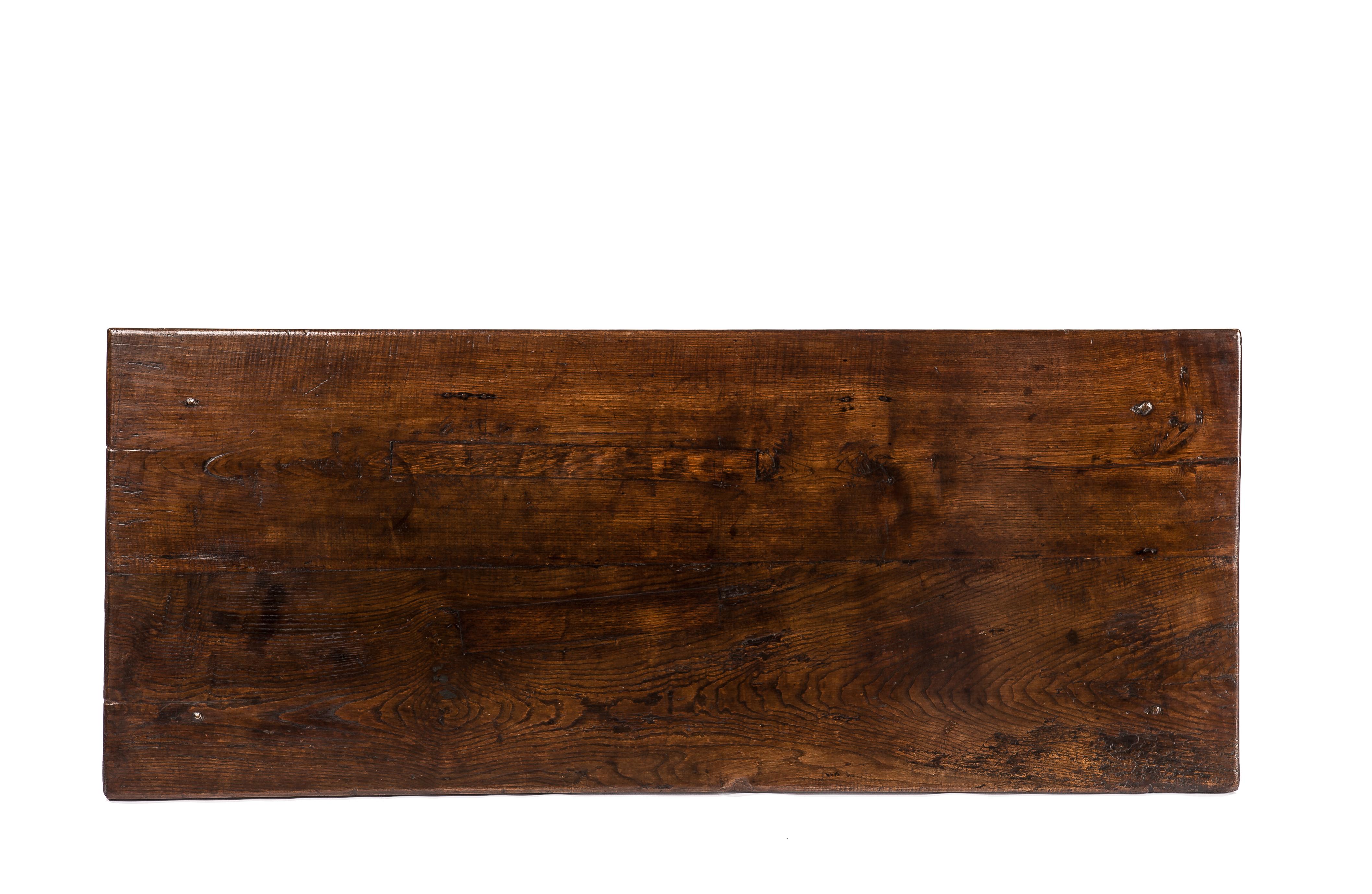 Châtaignier Ancienne table basse rustique espagnole du début du XIXe siècle en châtaignier brun chaud en vente