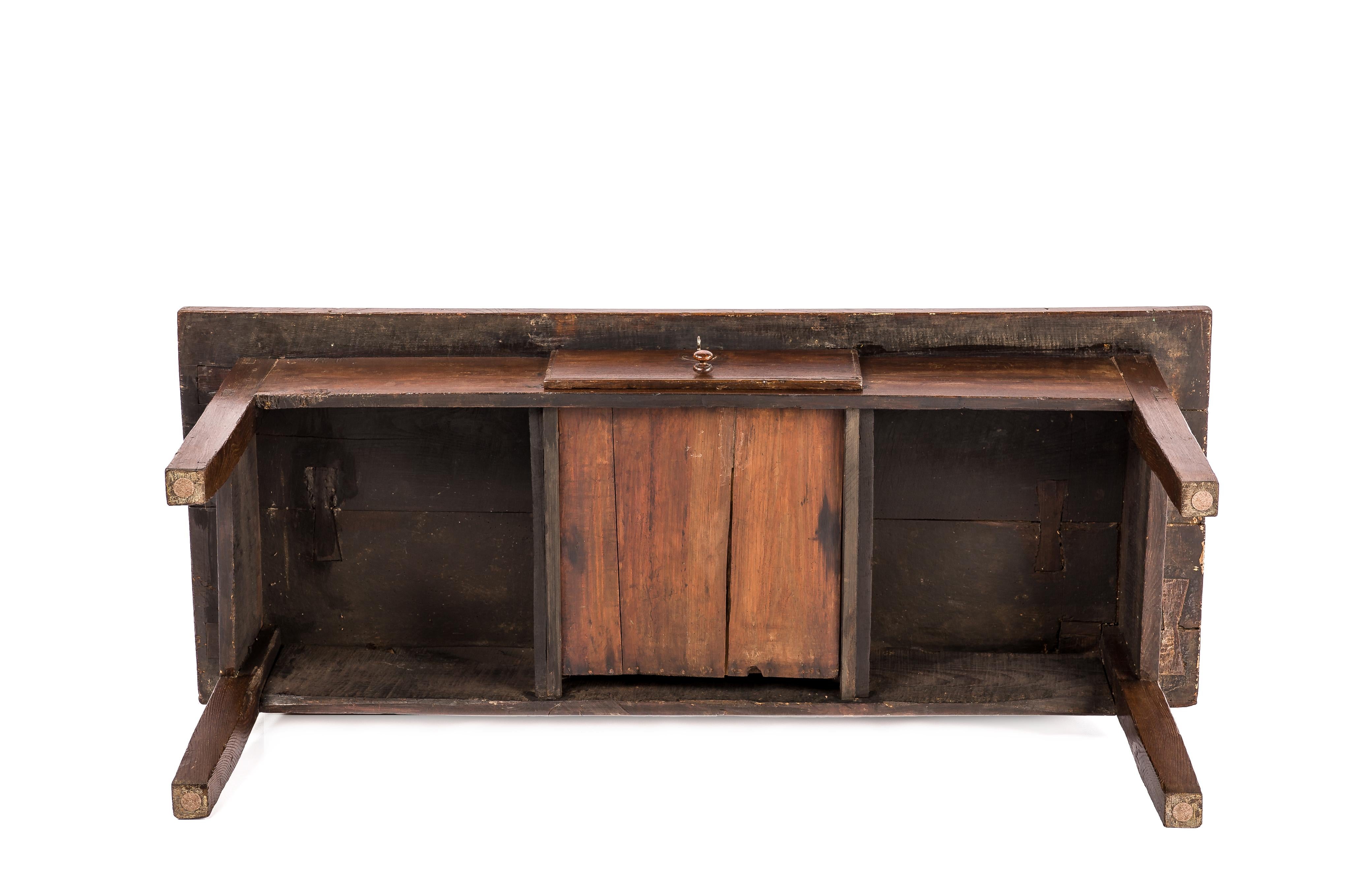 Ancienne table basse rustique espagnole du début du XIXe siècle en châtaignier brun chaud en vente 1