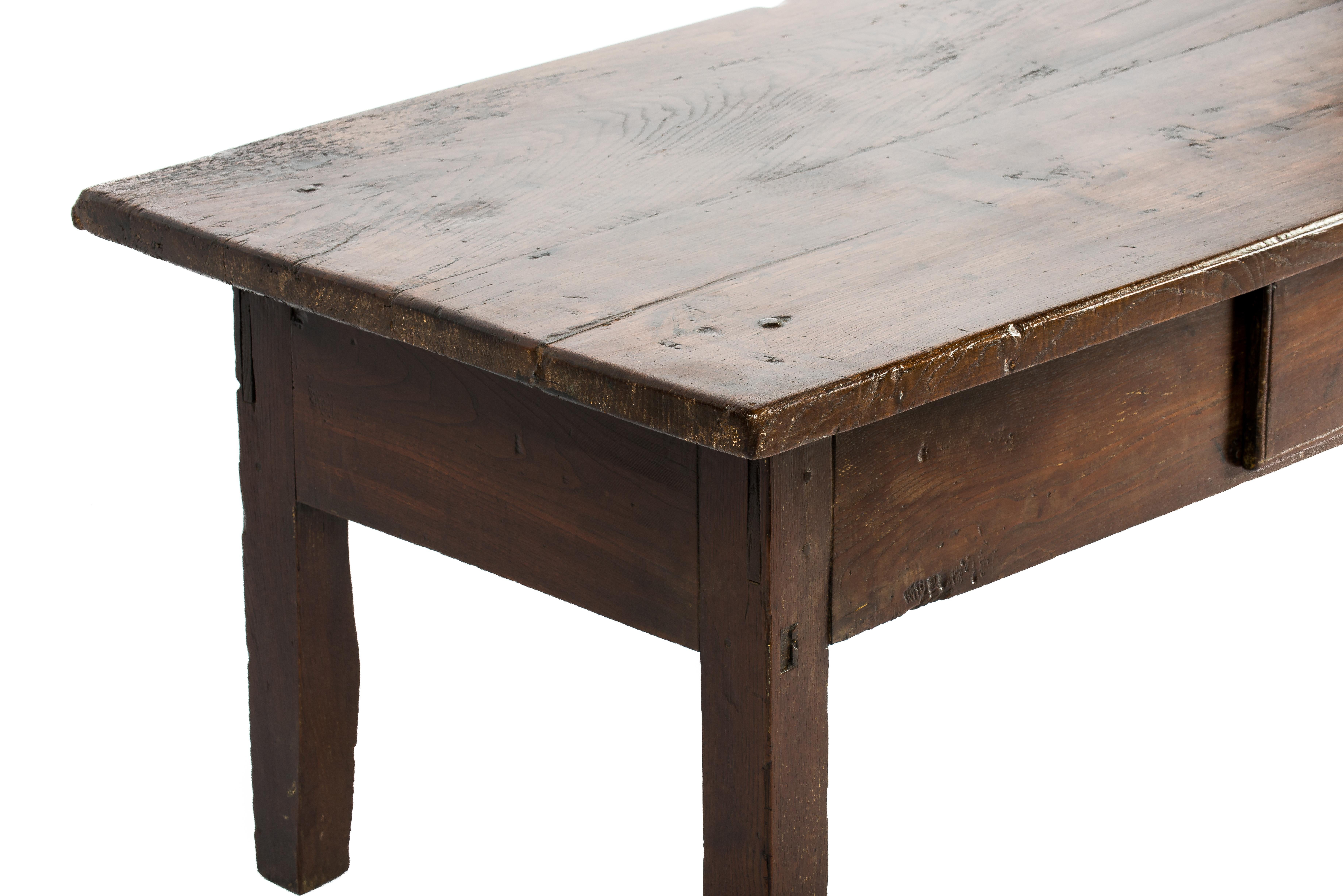 Ancienne table basse rustique espagnole du début du XIXe siècle en châtaignier brun chaud en vente 2
