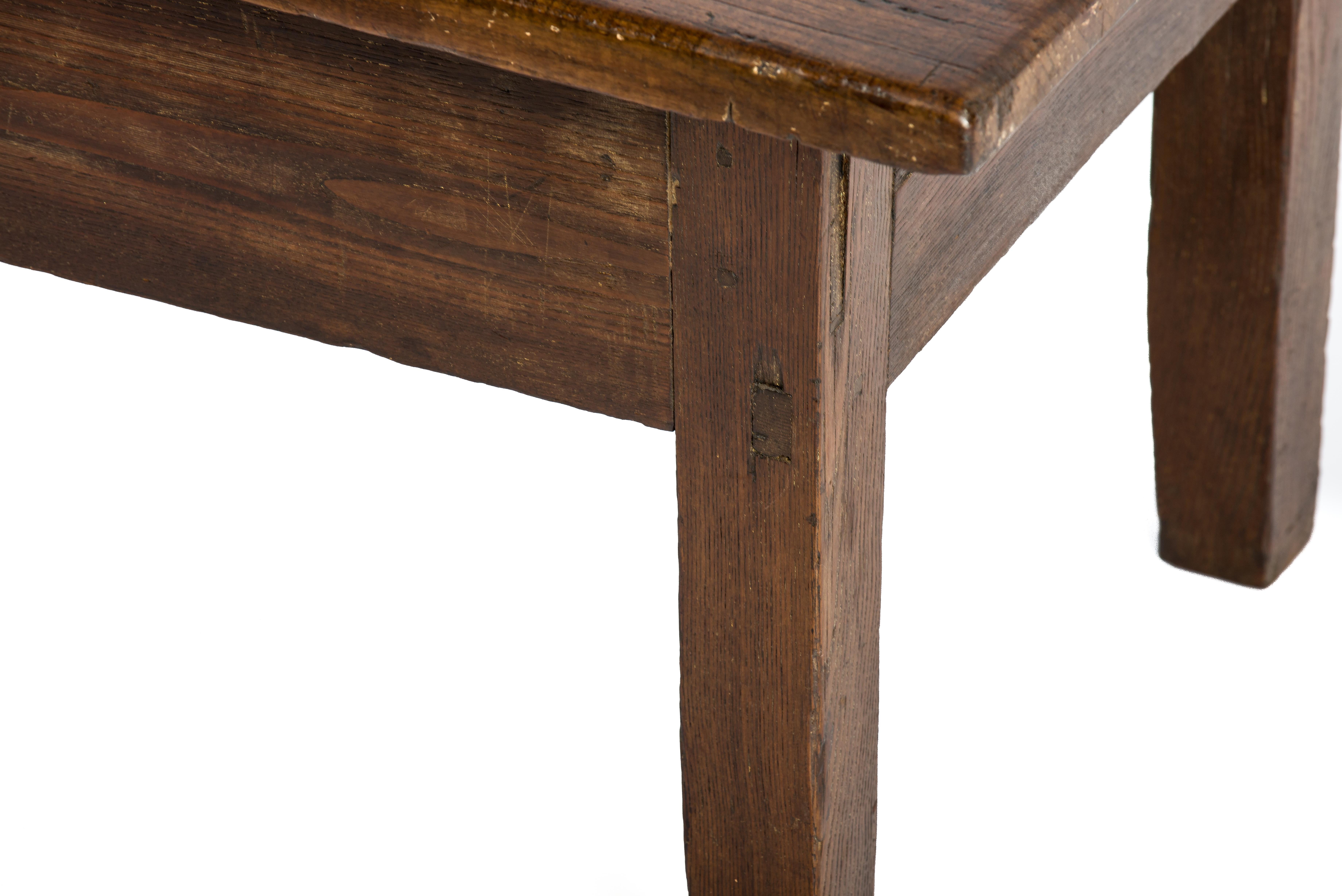 Ancienne table basse rustique espagnole du début du XIXe siècle en châtaignier brun chaud en vente 3