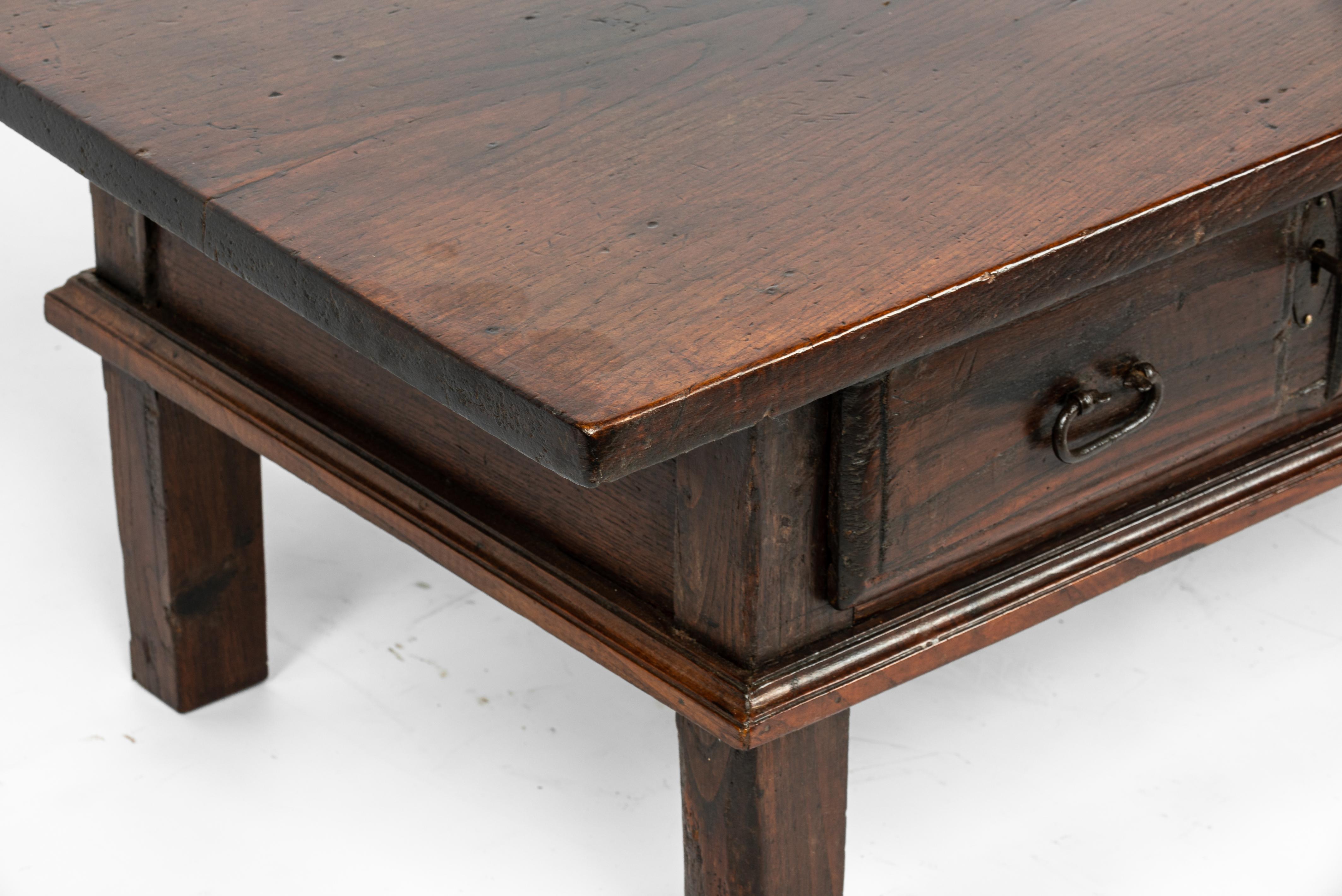 Ancienne table basse rustique espagnole en châtaignier brun foncé du début du 19e siècle en vente 3