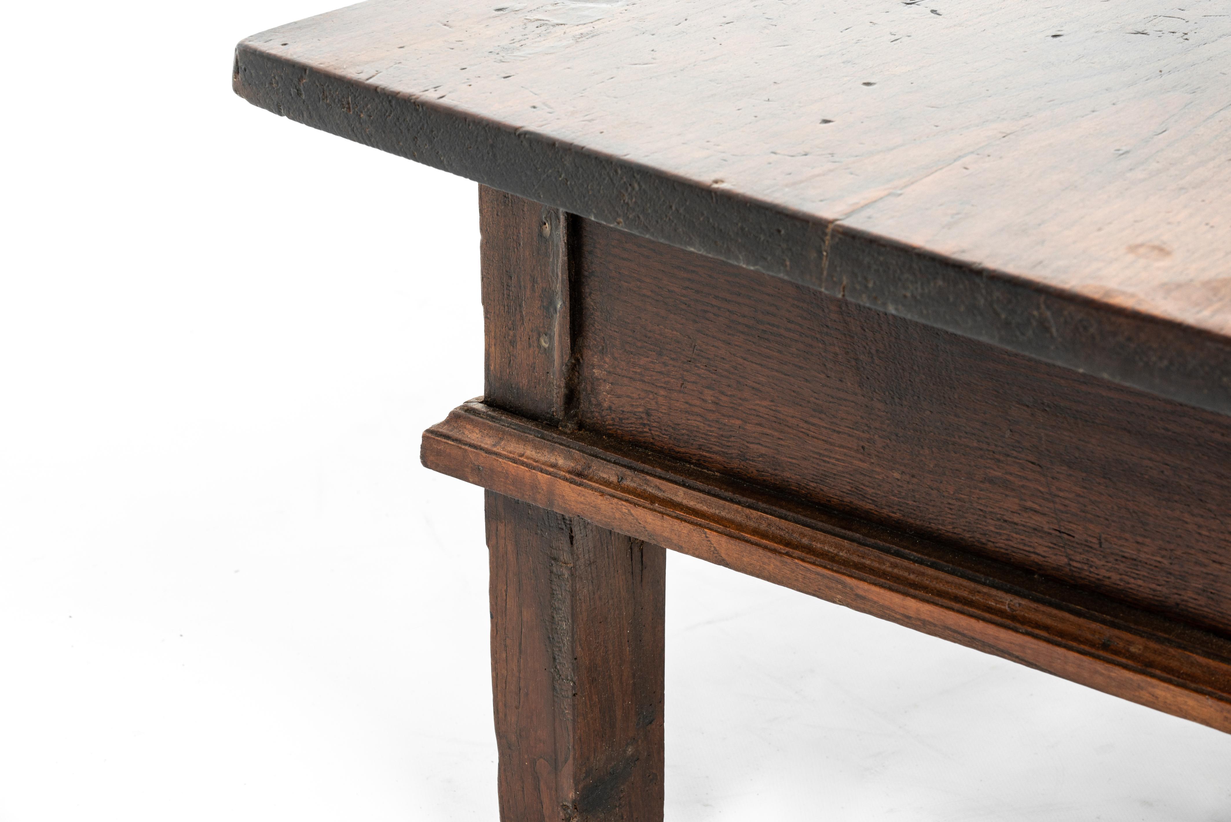Ancienne table basse rustique espagnole en châtaignier brun foncé du début du 19e siècle en vente 4