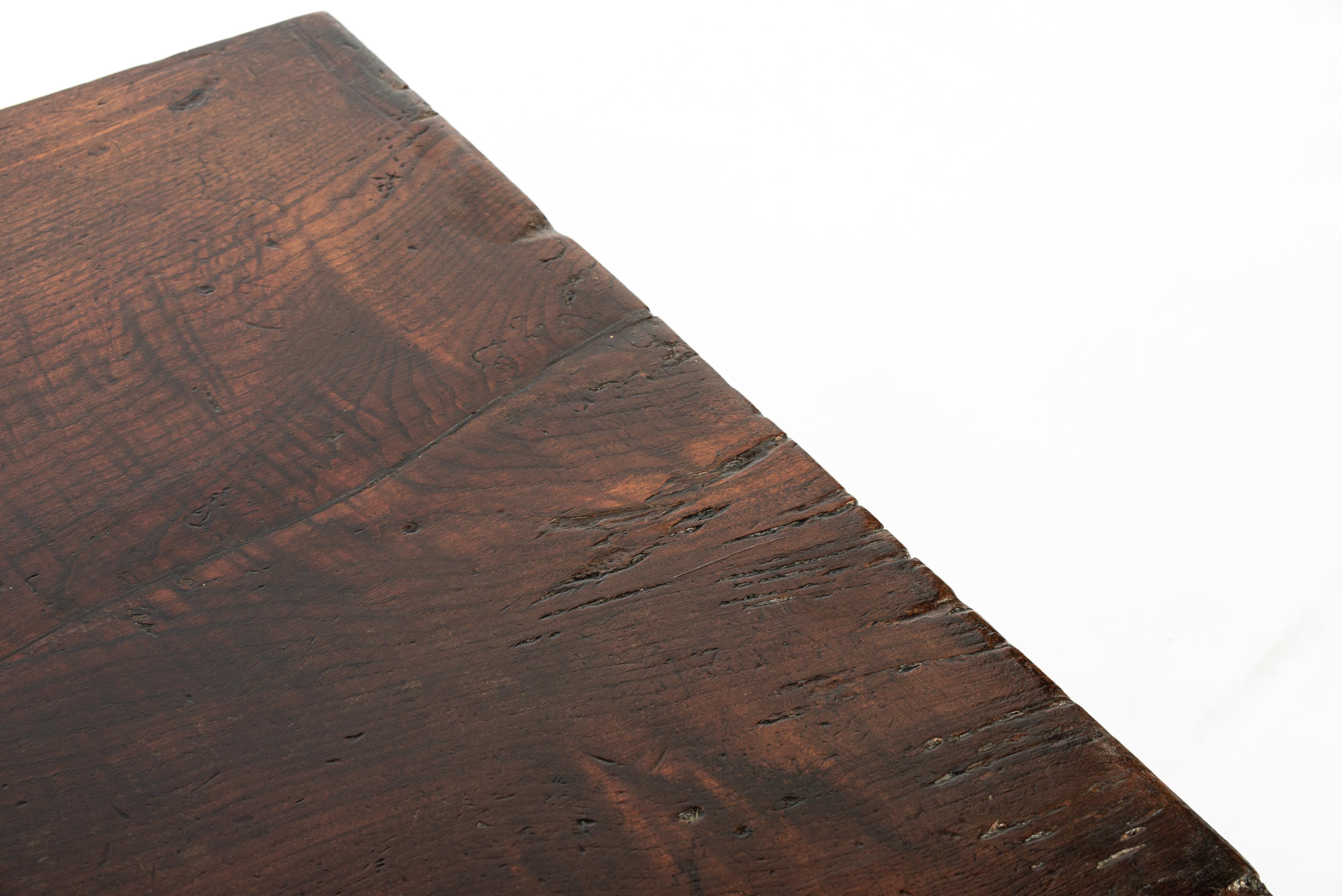 Ancienne table basse rustique espagnole en châtaignier brun foncé du début du 19e siècle en vente 6