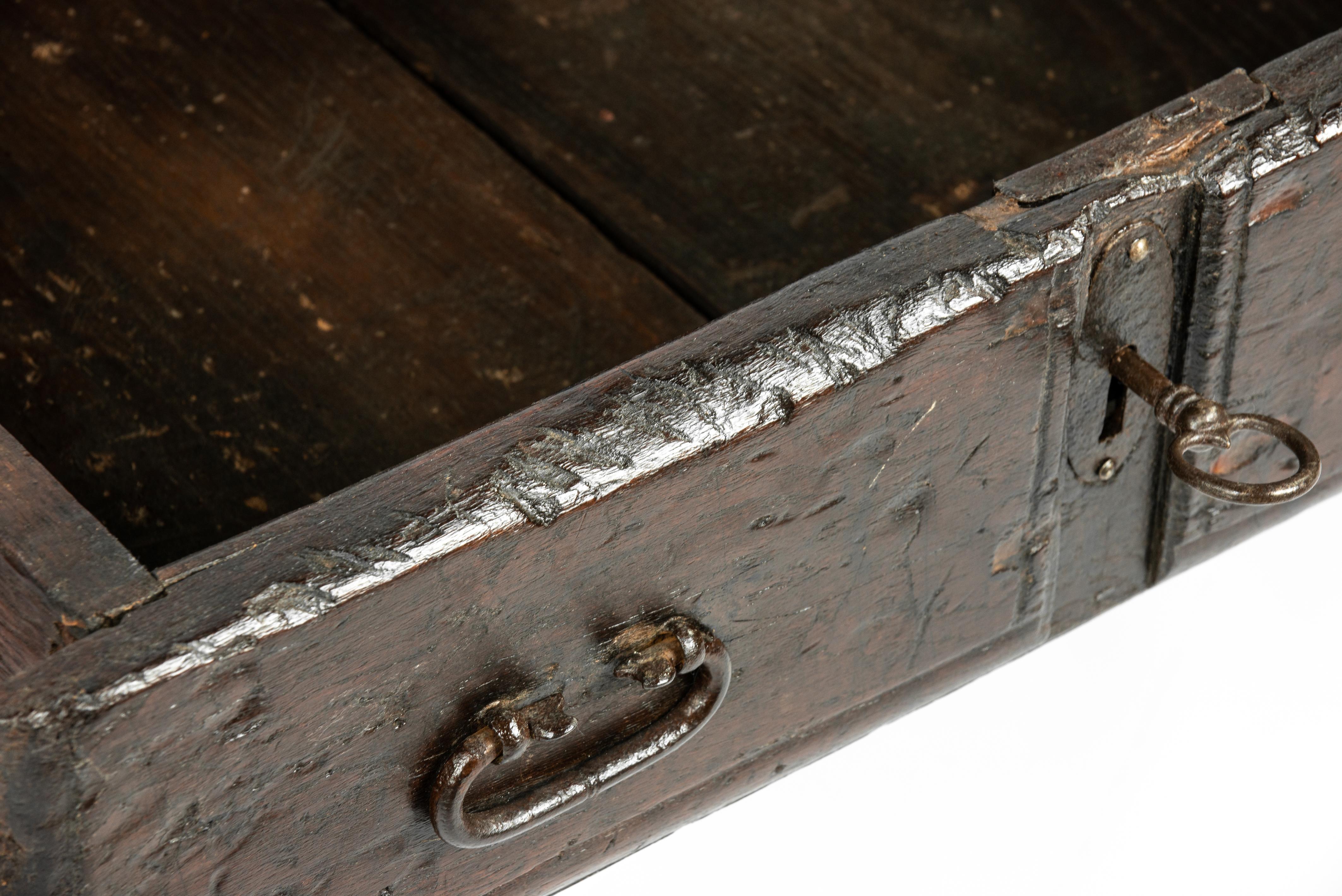 Ancienne table basse rustique espagnole en châtaignier brun foncé du début du 19e siècle en vente 7