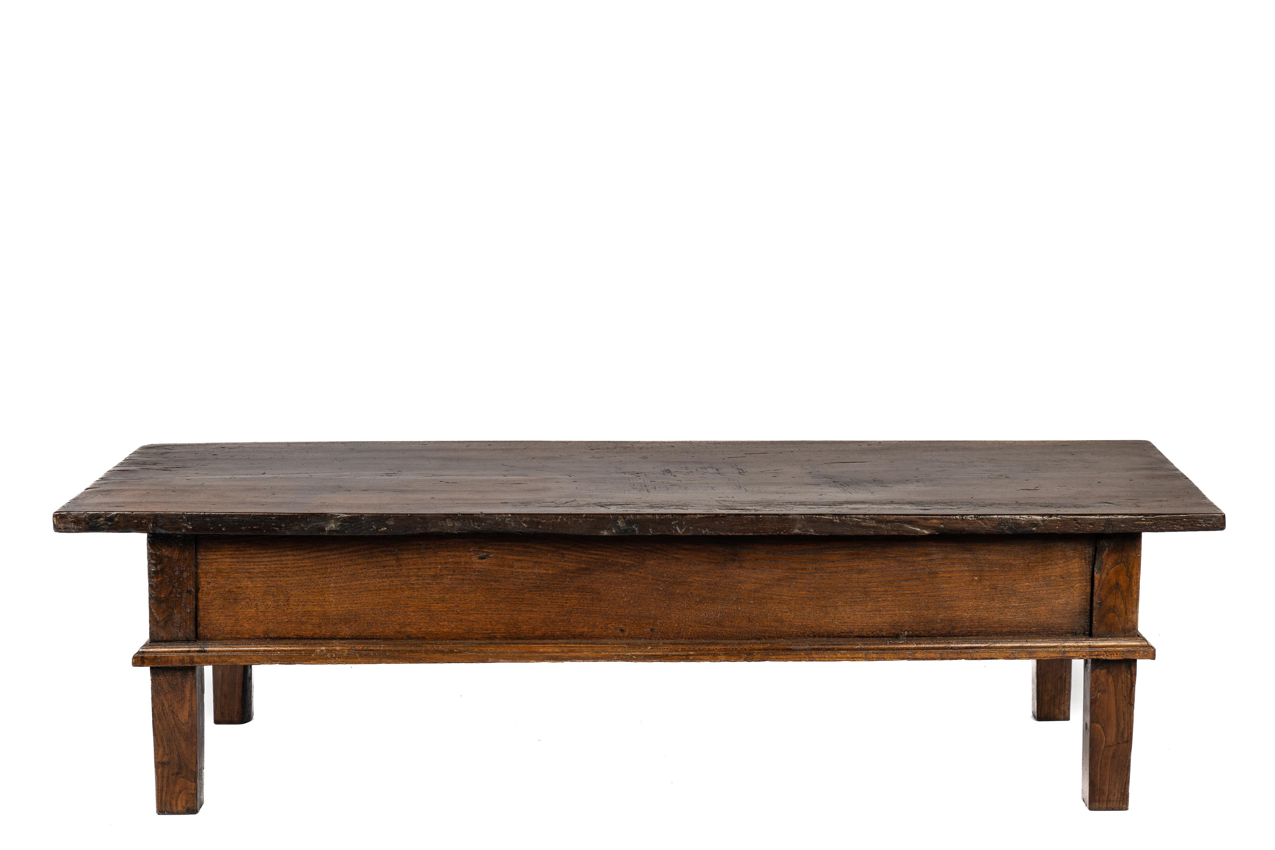 Forgé Ancienne table basse rustique espagnole en châtaignier brun foncé du début du 19e siècle en vente