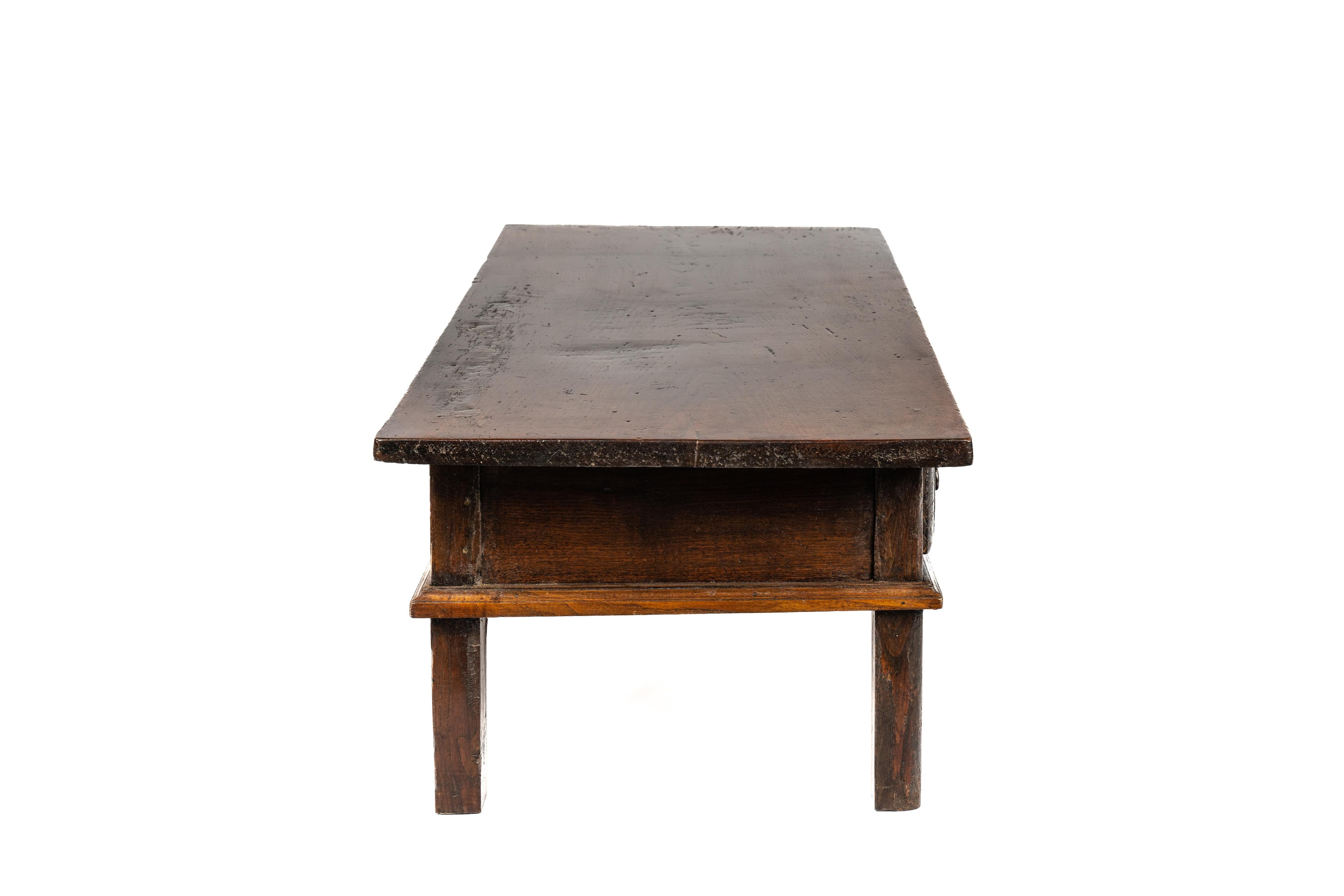 Ancienne table basse rustique espagnole en châtaignier brun foncé du début du 19e siècle Bon état - En vente à Casteren, NL