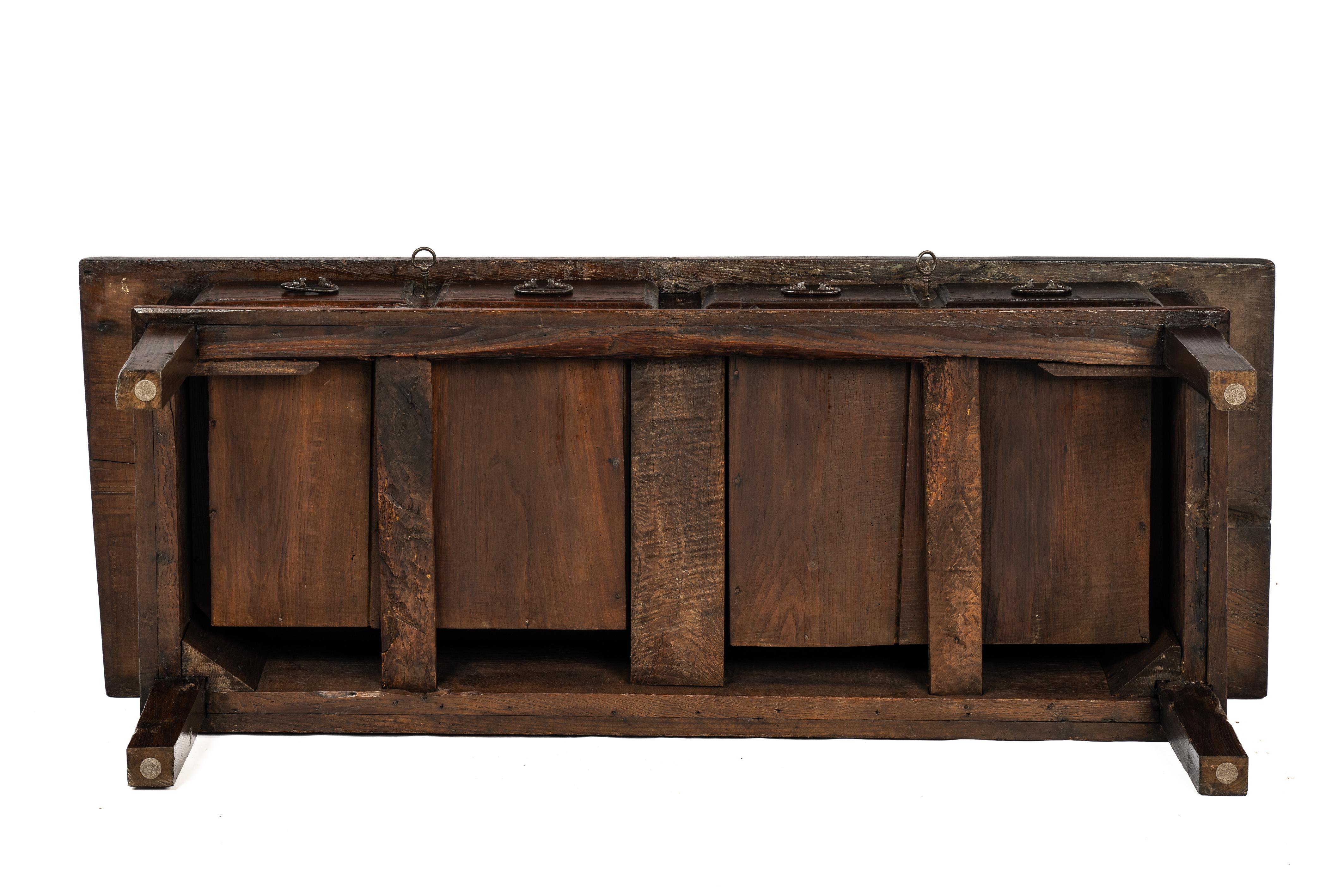 Acier Ancienne table basse rustique espagnole en châtaignier brun foncé du début du 19e siècle en vente