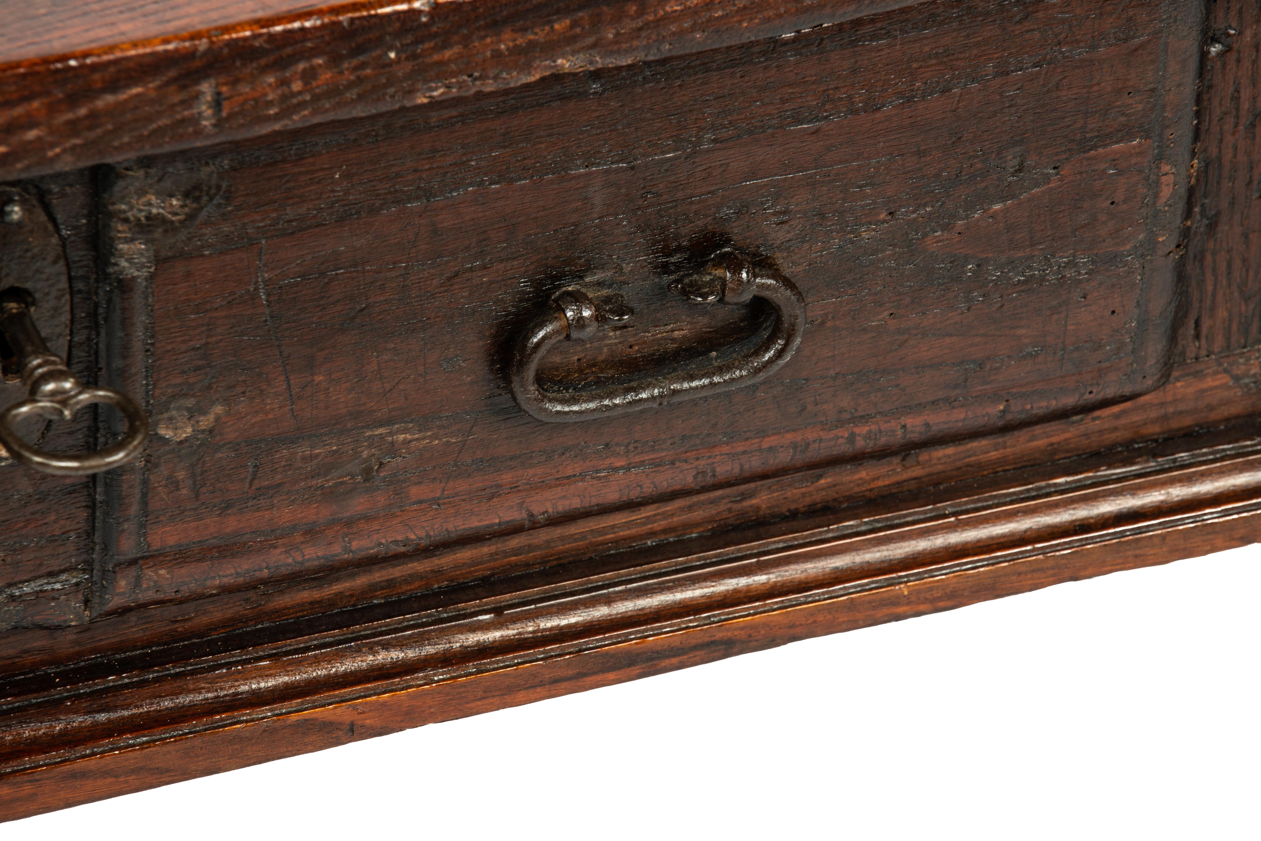 Ancienne table basse rustique espagnole en châtaignier brun foncé du début du 19e siècle en vente 2