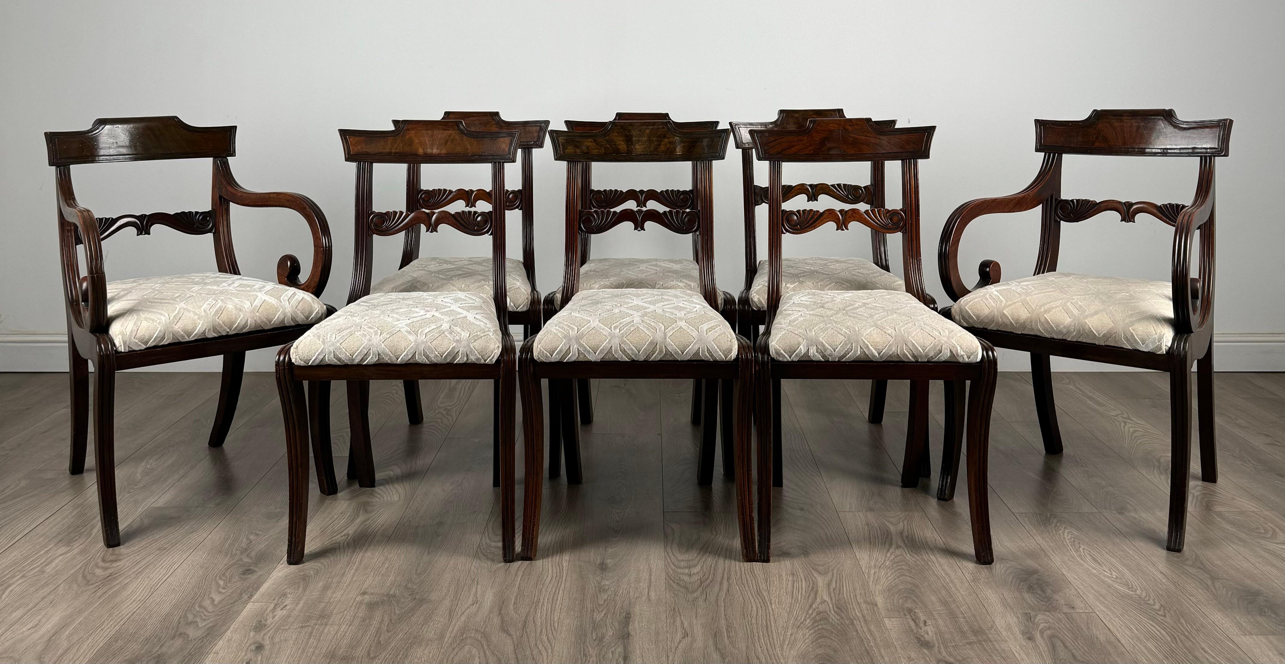 Magnifico set di 8 sedie da pranzo Regency di alta qualità
In mogano
Fabrice è composta da sei singoli e da due carvers, tutti con sedili a ribalta rivestiti in tessuto bianco. Le sedie poggiano su gambe a sciabola con decorazioni a reticolo nella