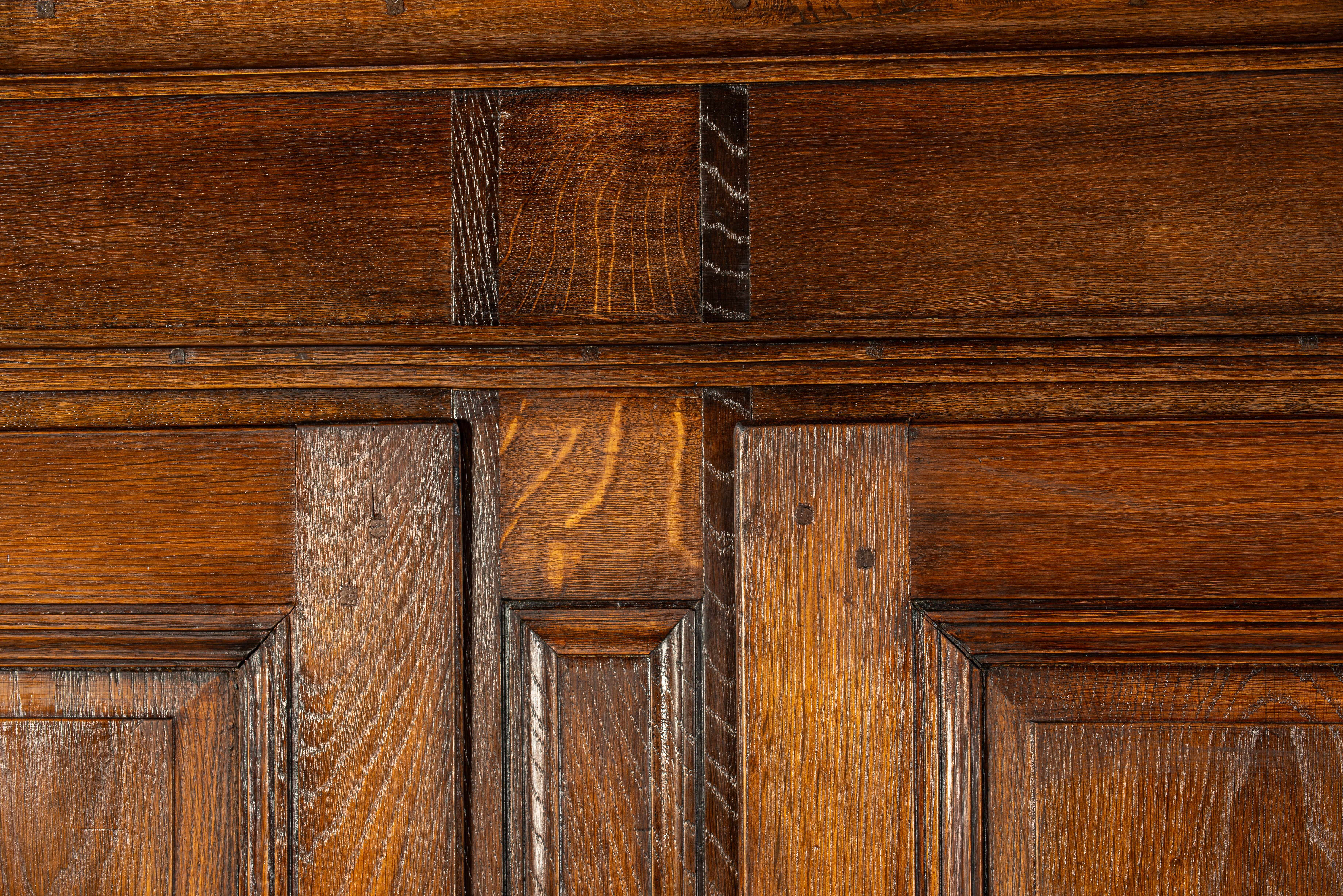 Ancienne armoire allemande à deux portes en chêne massif brun chaud du début du 19e siècle en vente 3