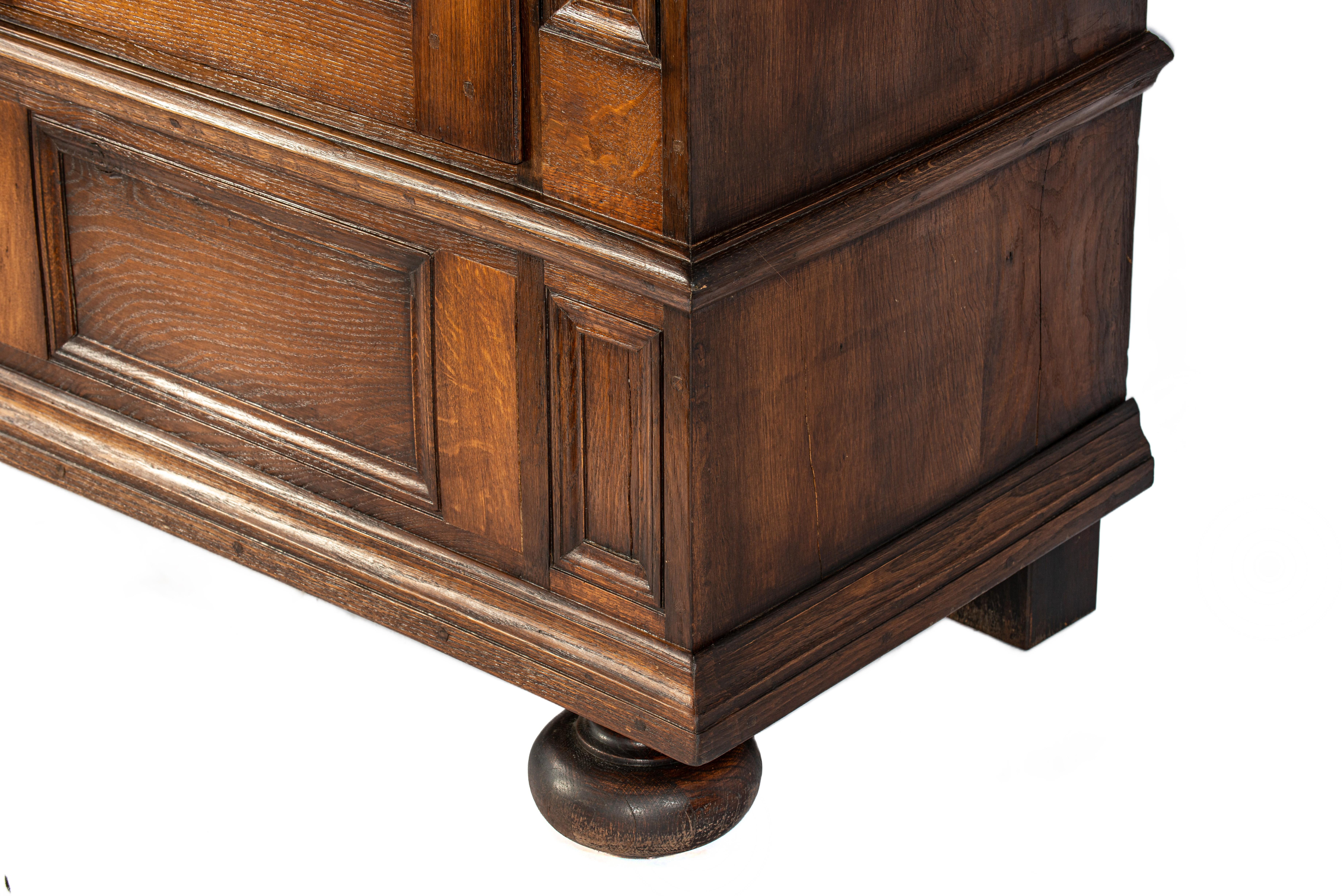 Ancienne armoire allemande à deux portes en chêne massif brun chaud du début du 19e siècle en vente 4