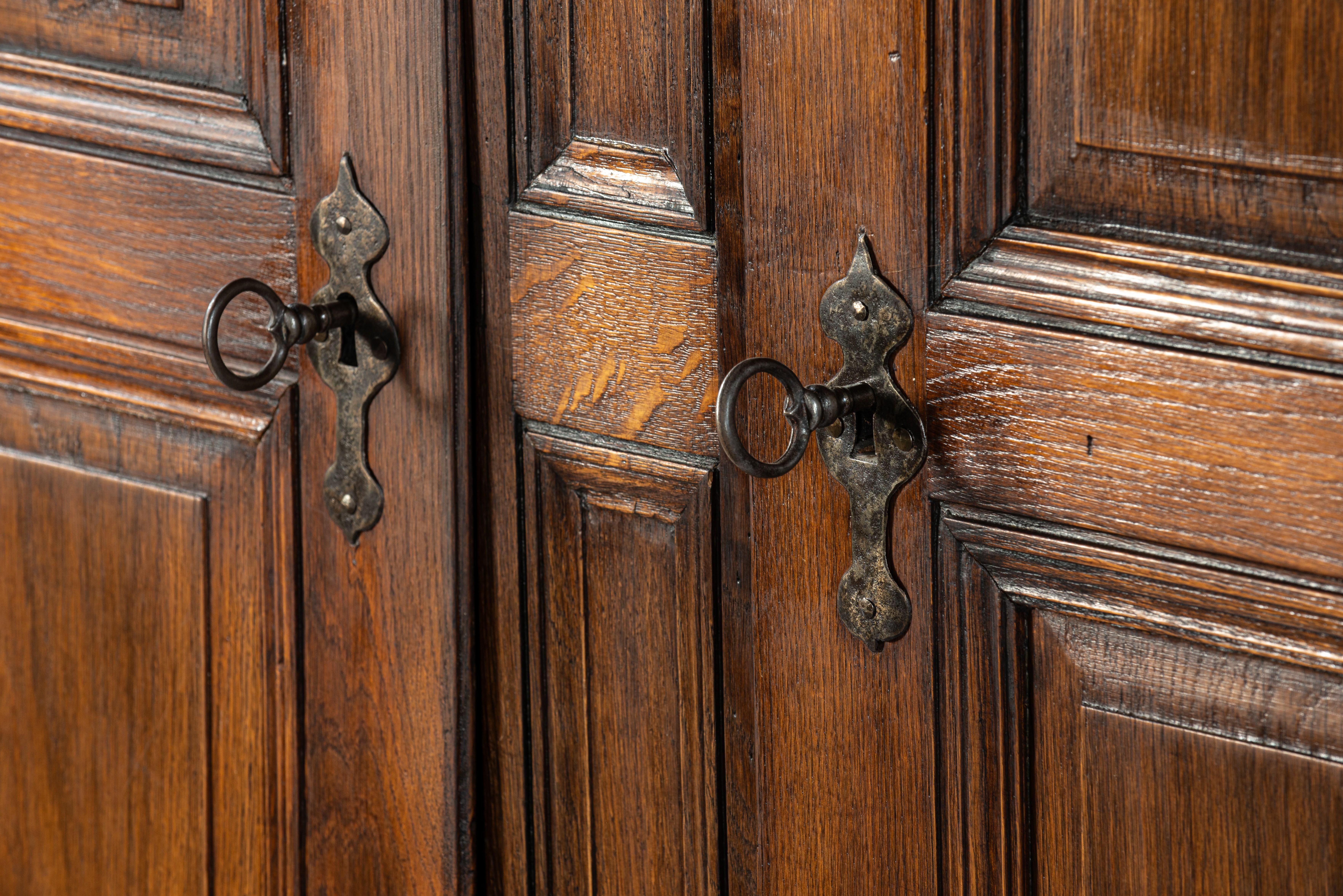 Ancienne armoire allemande à deux portes en chêne massif brun chaud du début du 19e siècle en vente 5