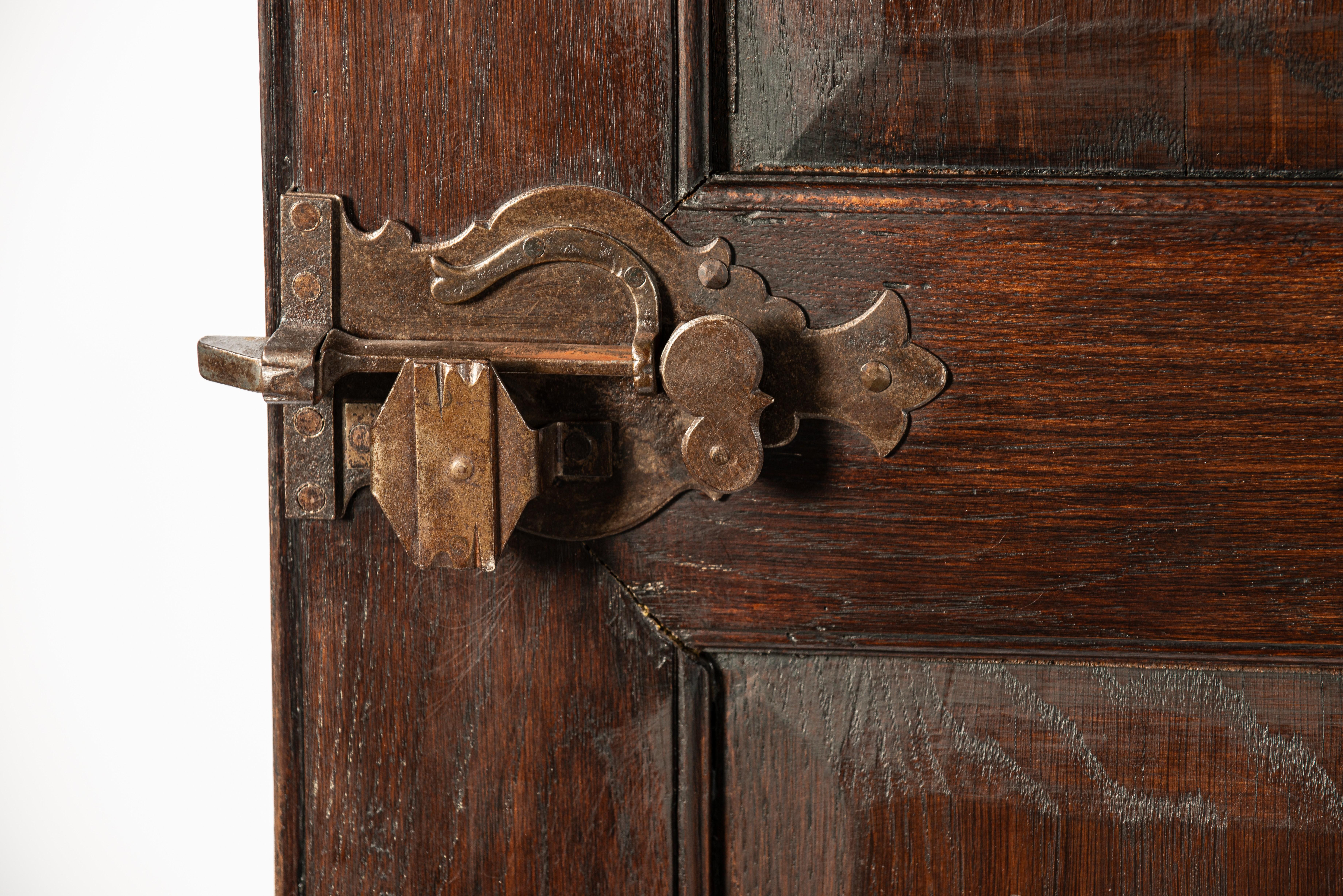 Ancienne armoire allemande à deux portes en chêne massif brun chaud du début du 19e siècle en vente 6