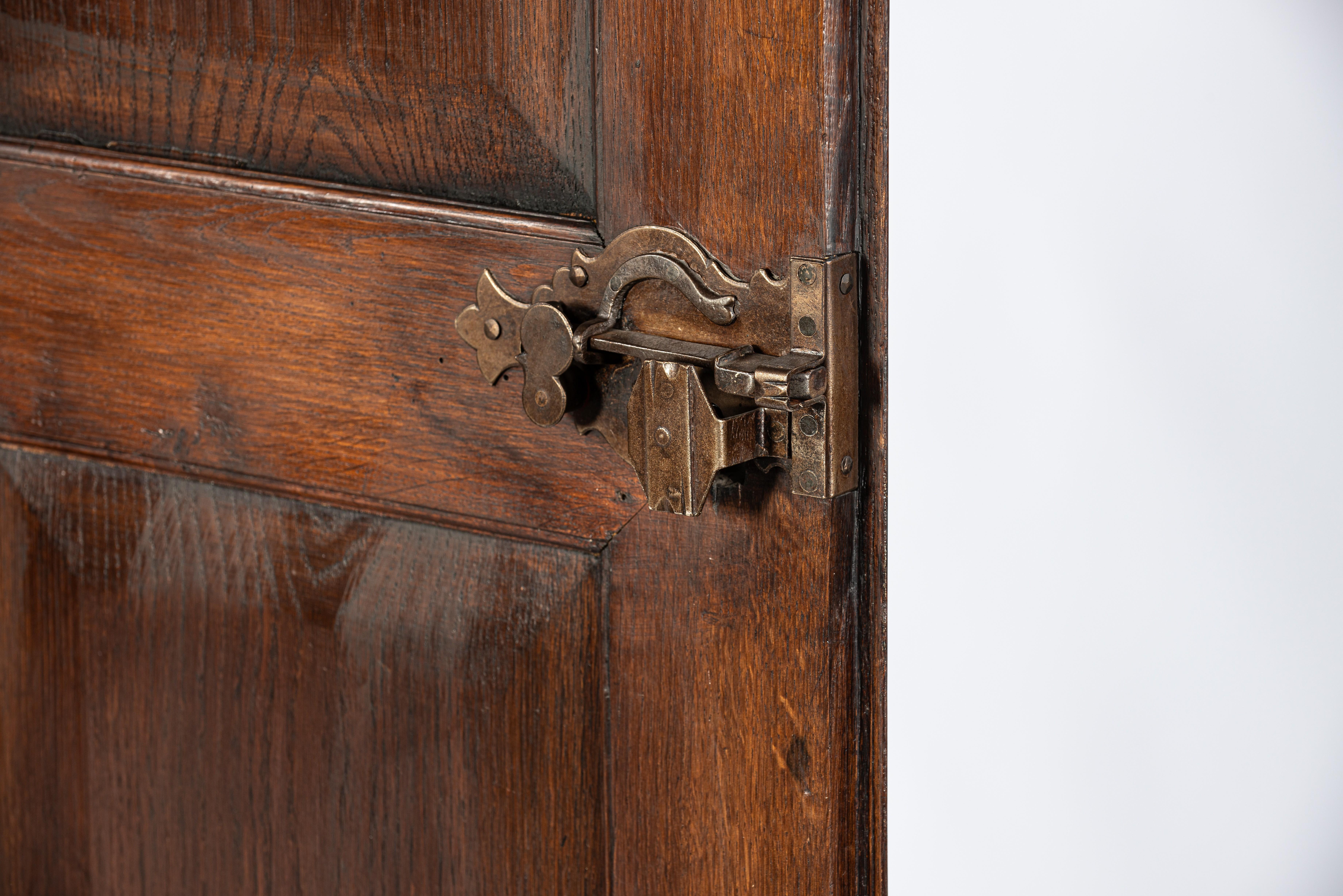 Ancienne armoire allemande à deux portes en chêne massif brun chaud du début du 19e siècle en vente 8