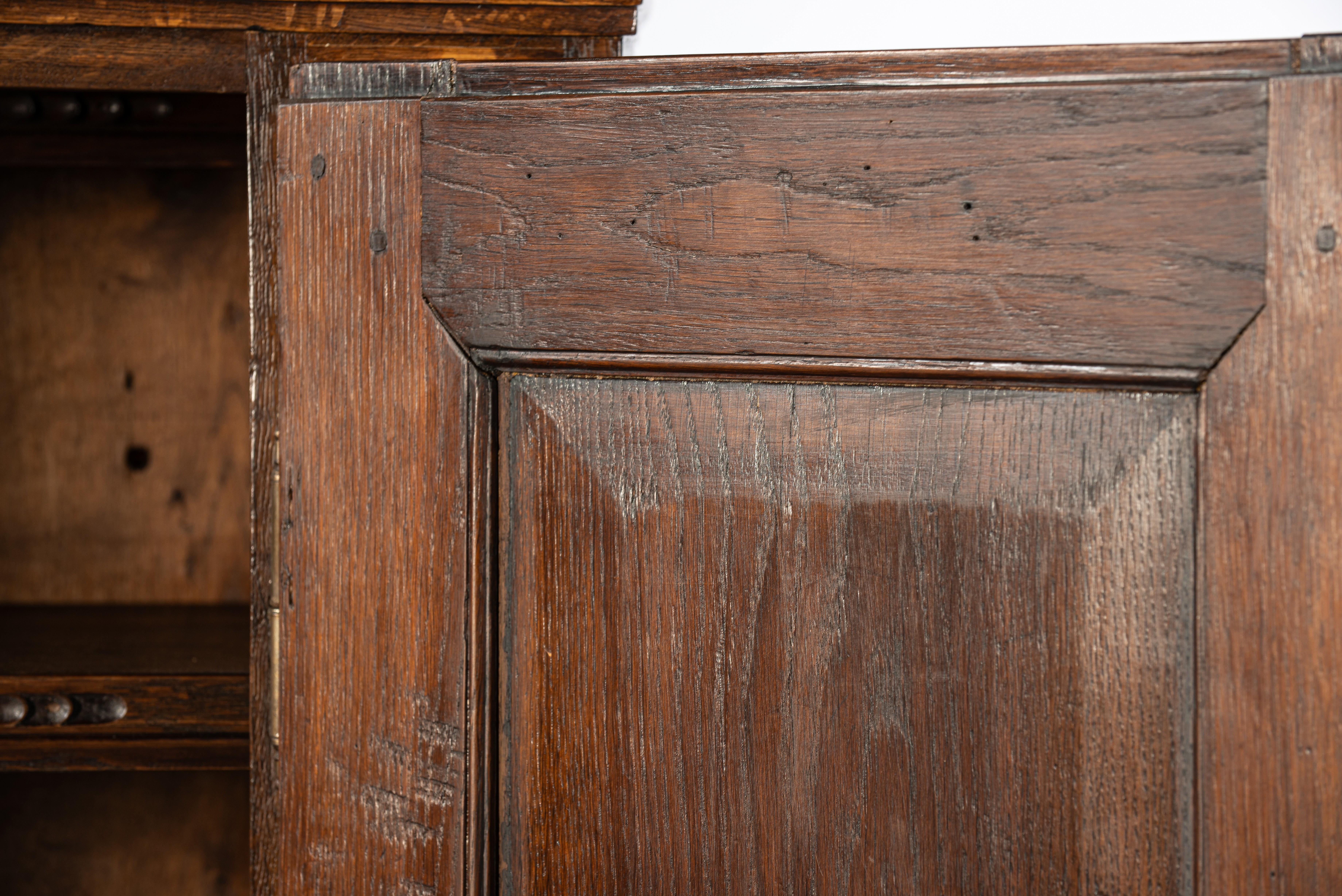 Ancienne armoire allemande à deux portes en chêne massif brun chaud du début du 19e siècle en vente 9